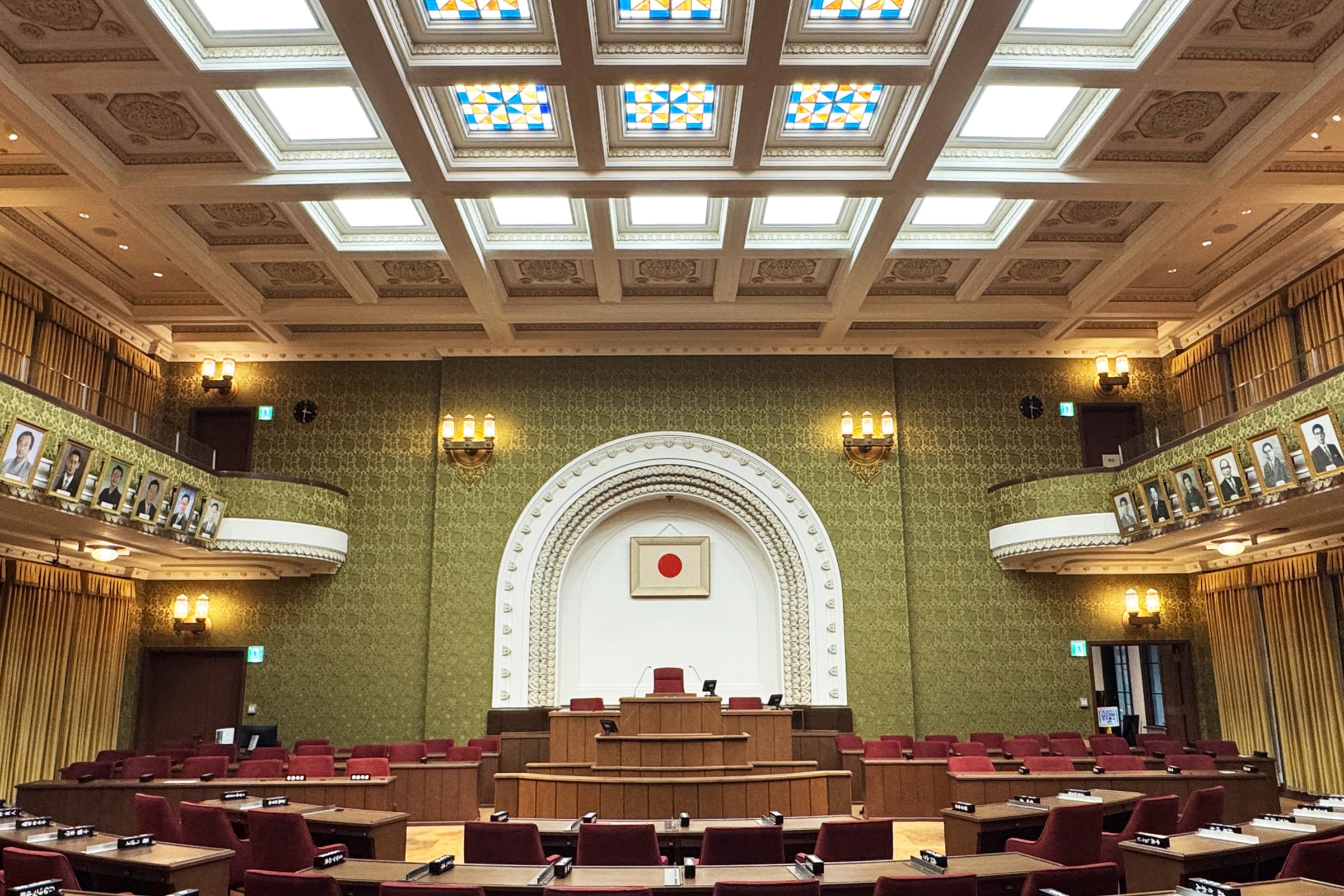 特別に見学できた市会議場は、2021年、竣工当時の意匠を継承・復元することをコンセプトに改修。格天井を思わせる意匠とステンドグラスが印象的