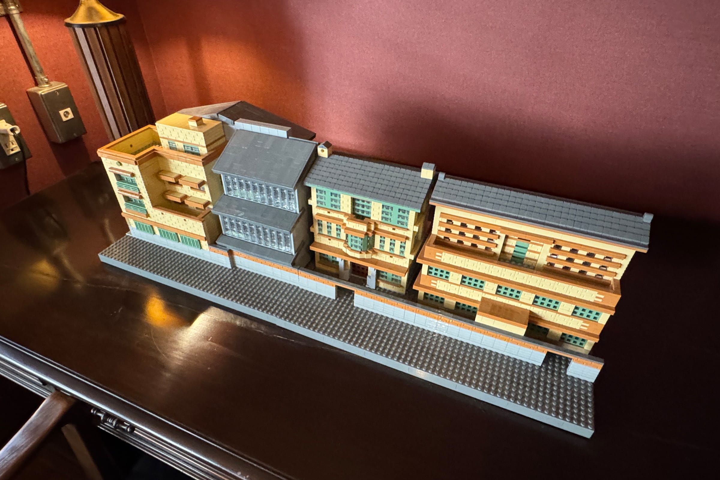 ゲストラウンジに置かれた丸福樓のレゴブロック。左奥から事務棟、新築棟、住宅棟、倉庫棟と建物が連なり、敷地内の路地を通って各建物を行き来する