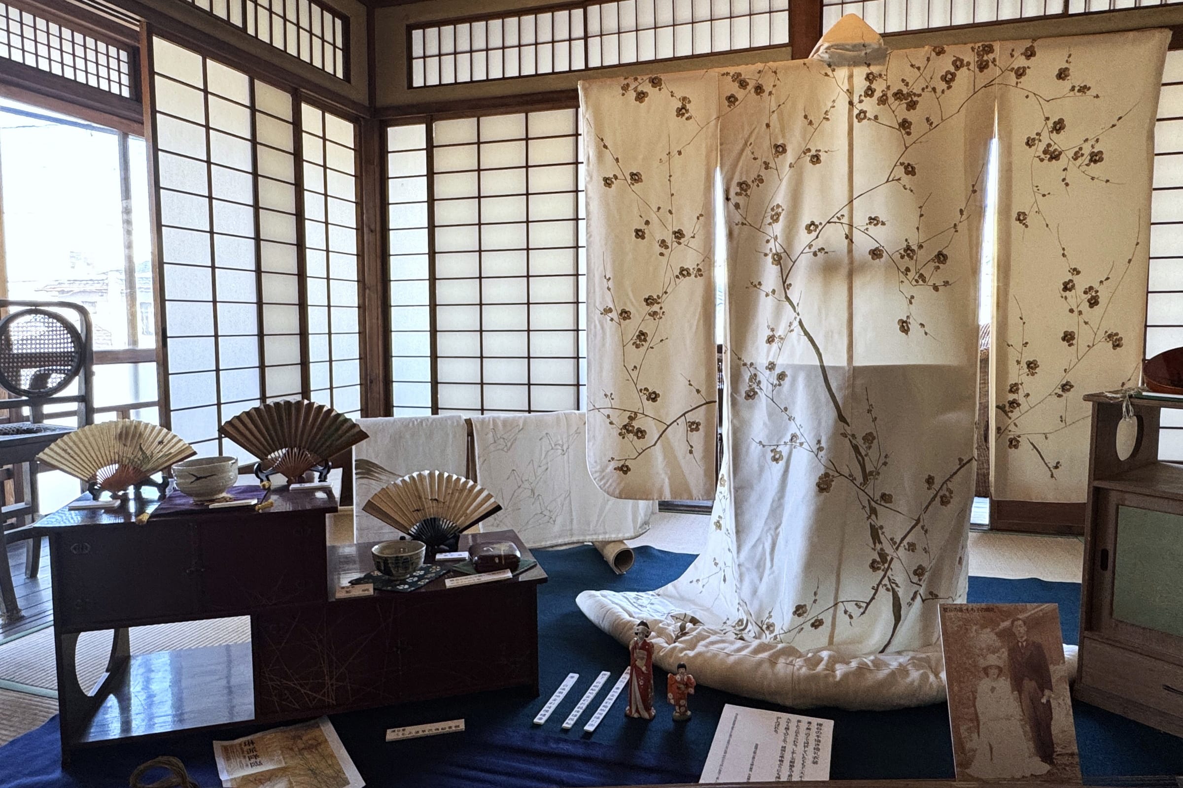 梅の木が描かれた婚礼衣装は、櫻谷が亡くなって9年後に実際に使用。それから2014年、2021年には、もも子さんの孫で櫻谷の玄孫にあたる姉妹がそれぞれ自身の挙式で着用した