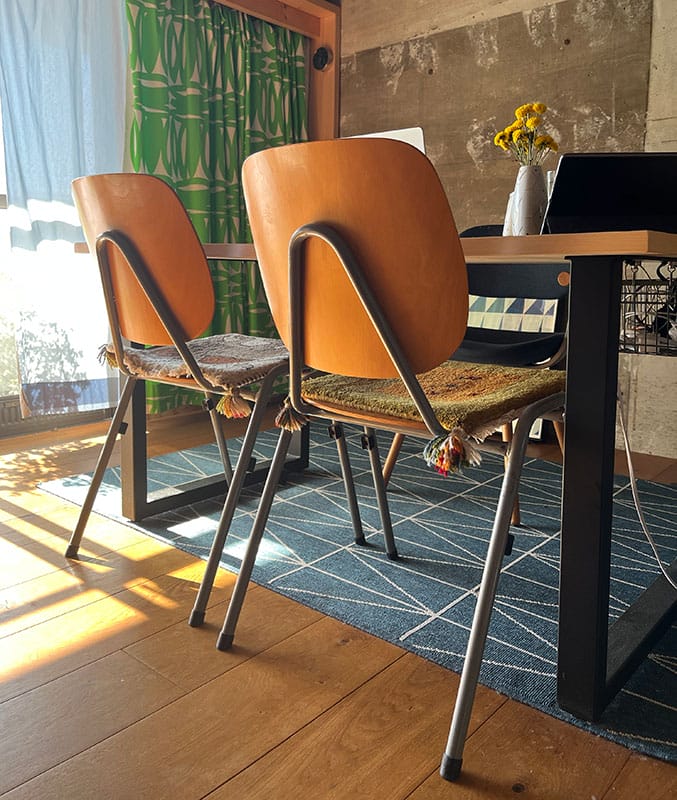 後ろ姿にグッときて迎え入れたオランダのチェア