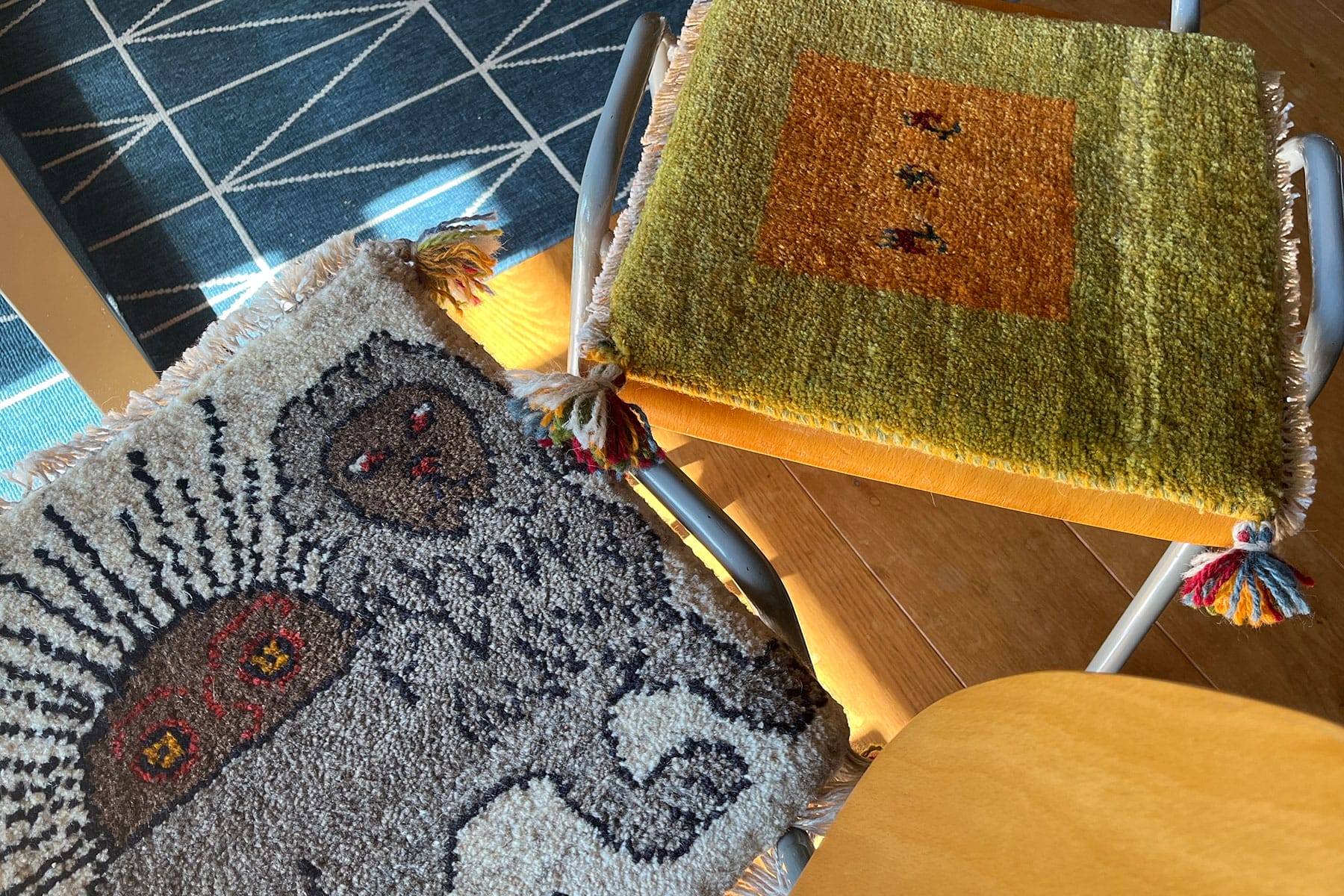 座面にはチェアサイズのラグを敷いて楽しんでいます