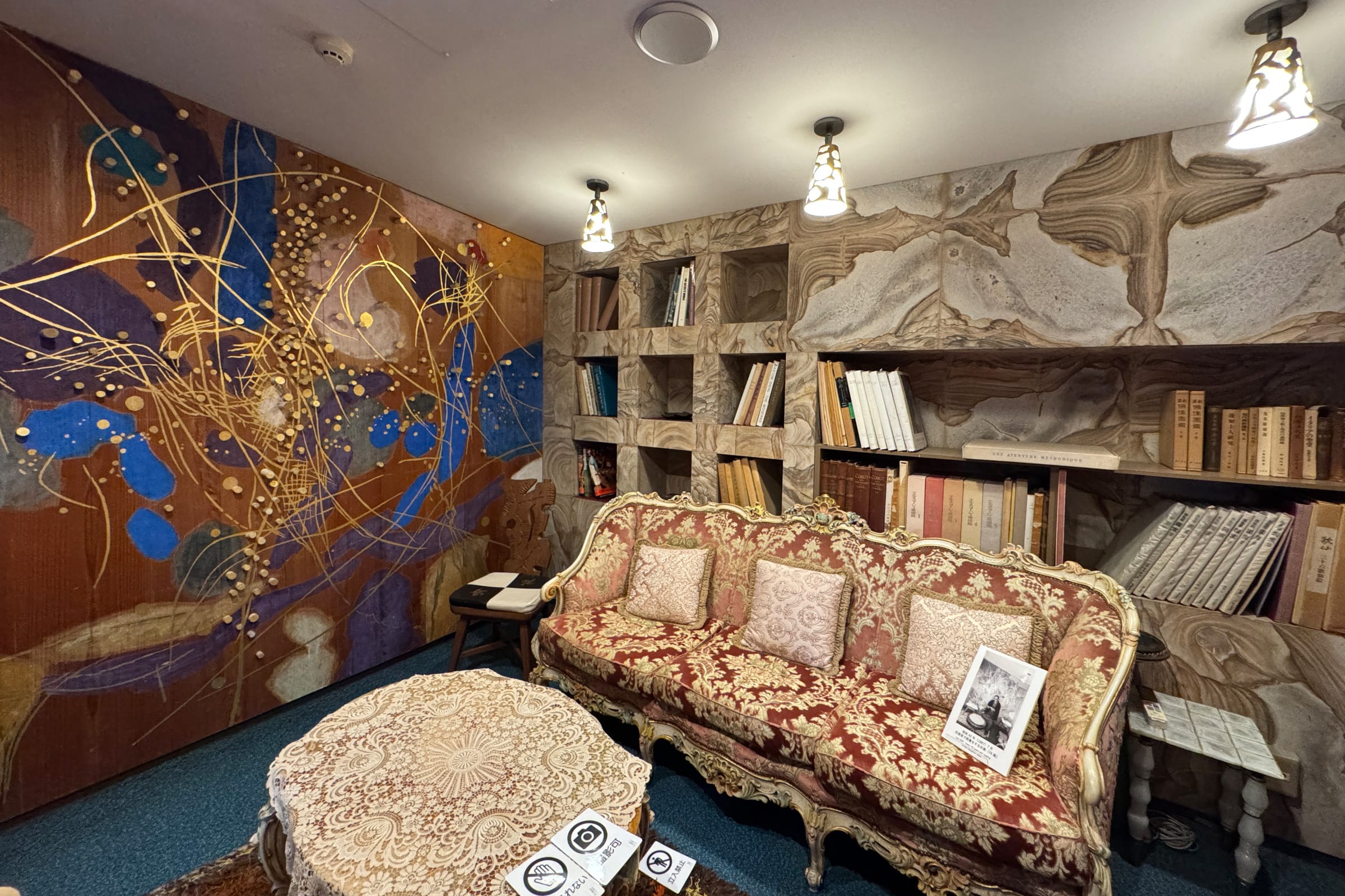 印象独自の躍動感を感じさせる壁面装飾