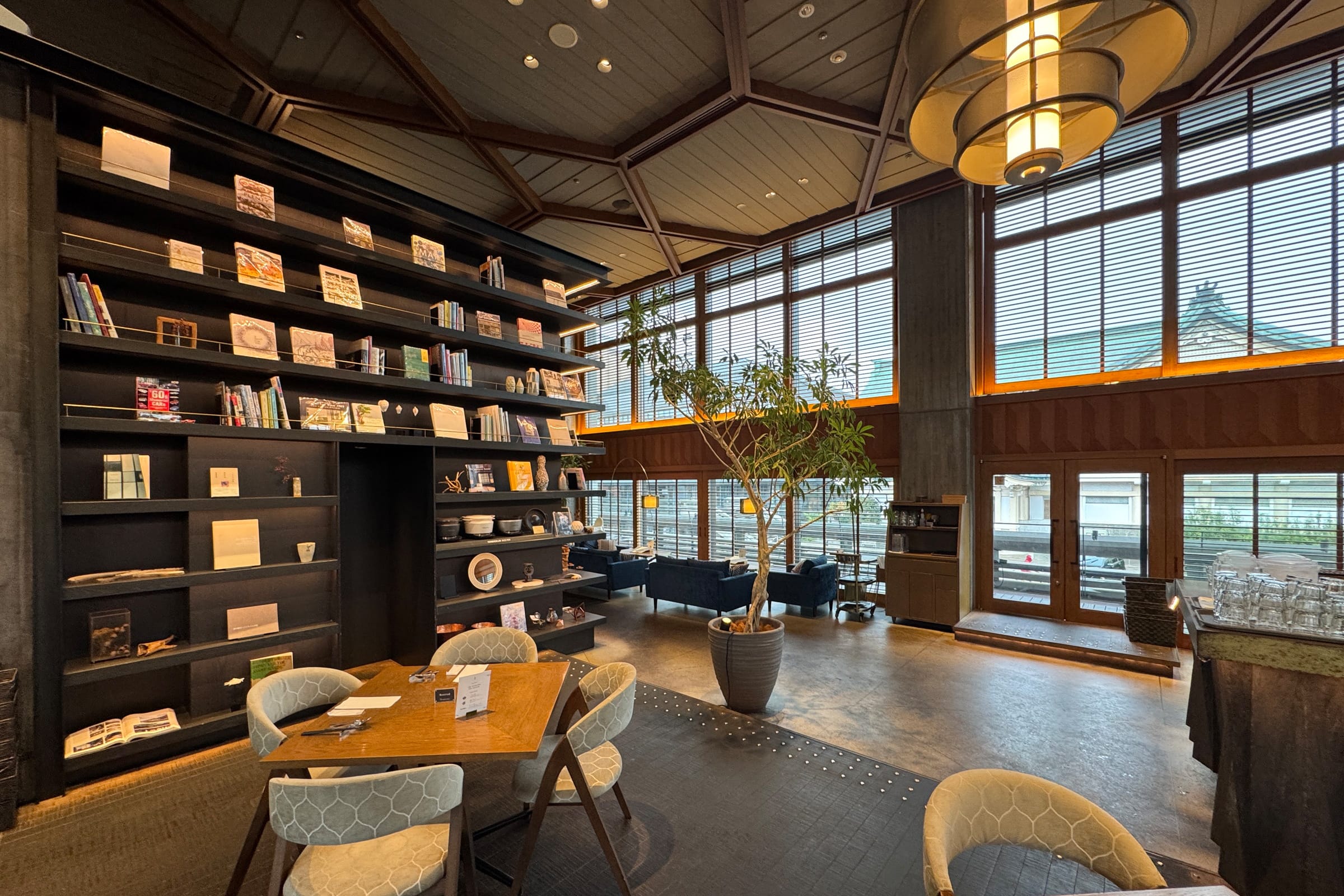 以前ホールだった場所は、当時の面影を残したレストラン「京都モダンテラス」として営業