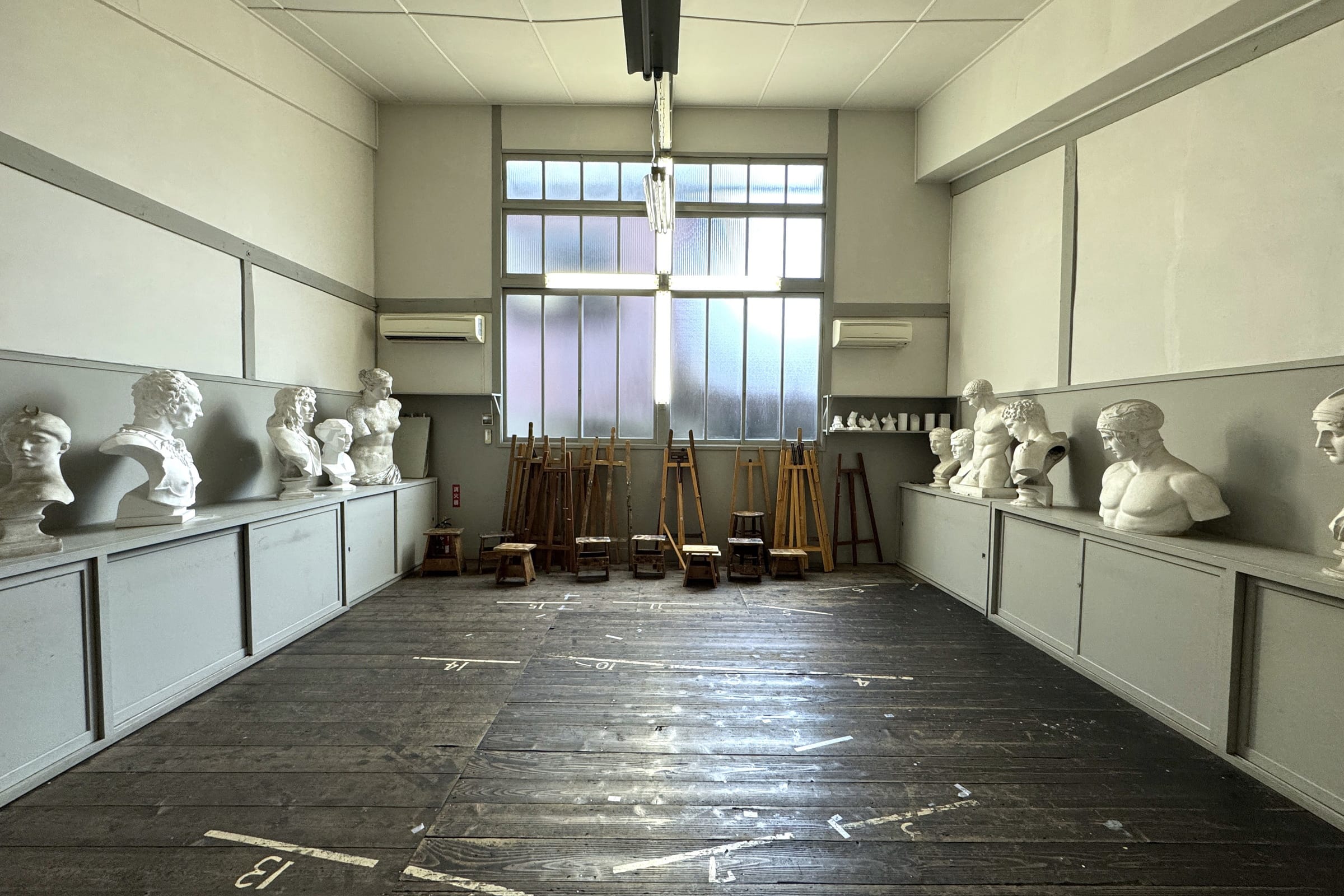 たくさんの石膏像が保管されているデッサン室