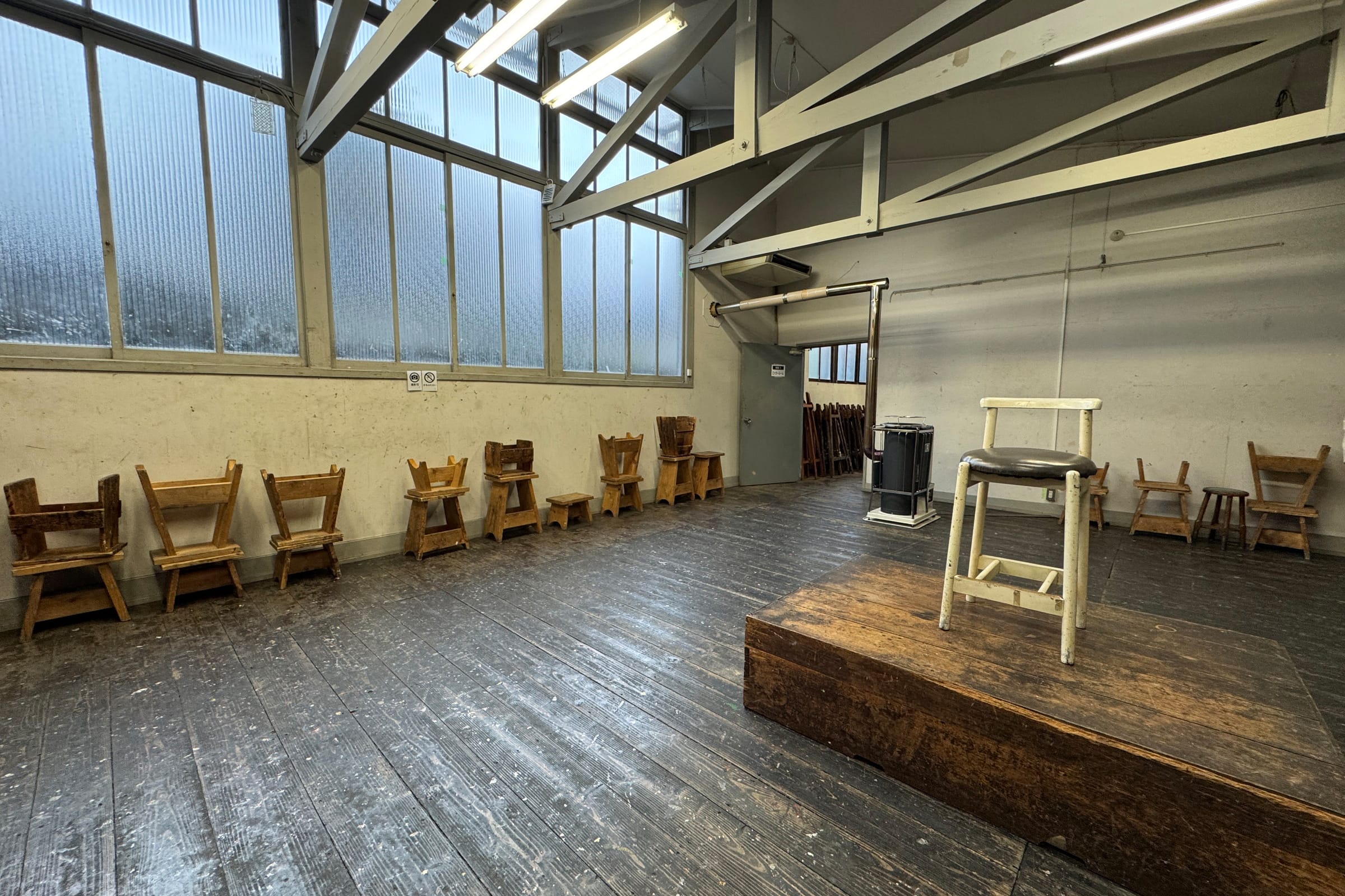 無数の絵の具が飛び散っている床は、何度か張り替えているものの、窓ガラスなど、竣工当時のものも多く残っている