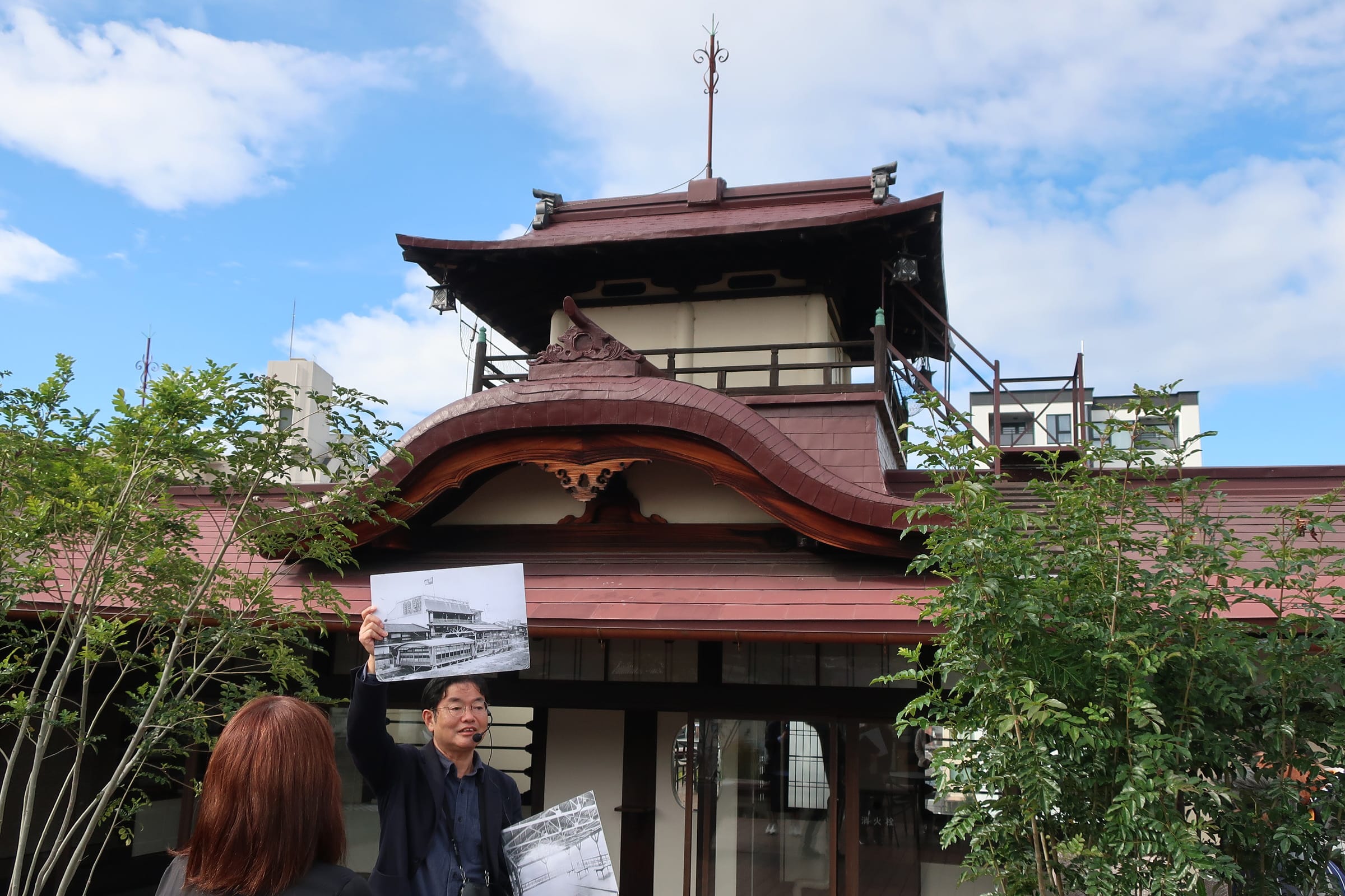 ガイドを担当した石川さんは、京都市の文化財保護技師、学術博士。専門は近代建築史や住宅史で、著書に『近代建築の夜明け-京都熊倉工務店・洋風住宅の歴史-』『京都の洋館』『民藝運動と建築』(共著)などがある