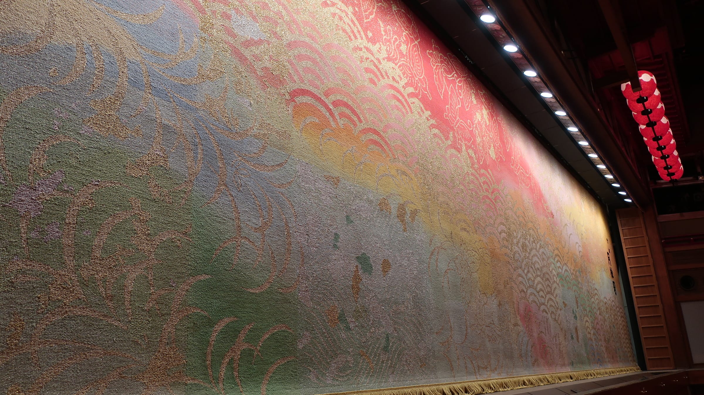 圧巻の緞帳の図柄は、刺繡ではなく織りで表現されている