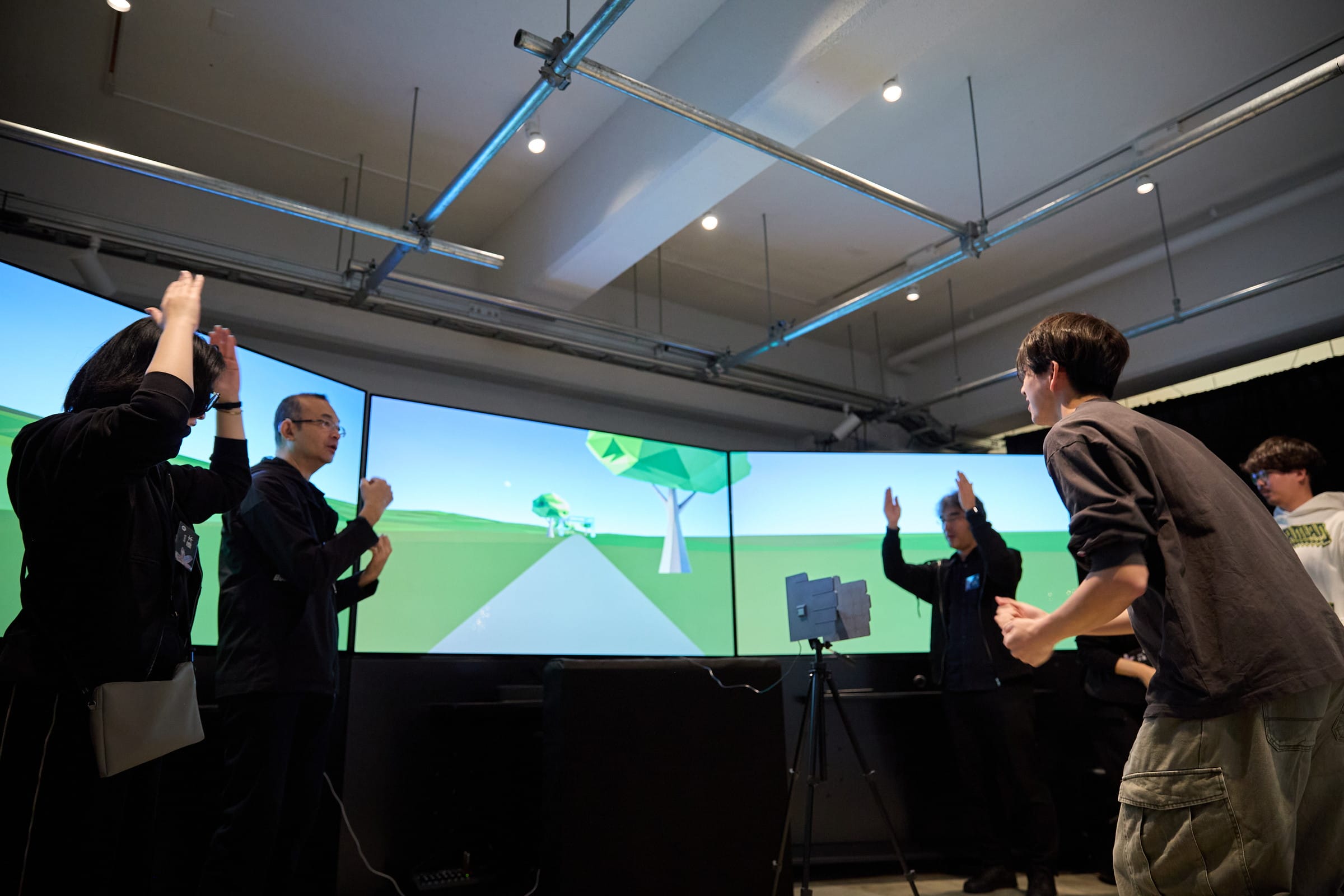 3面モニターのインタラクティブゲームで遊ぶ様子