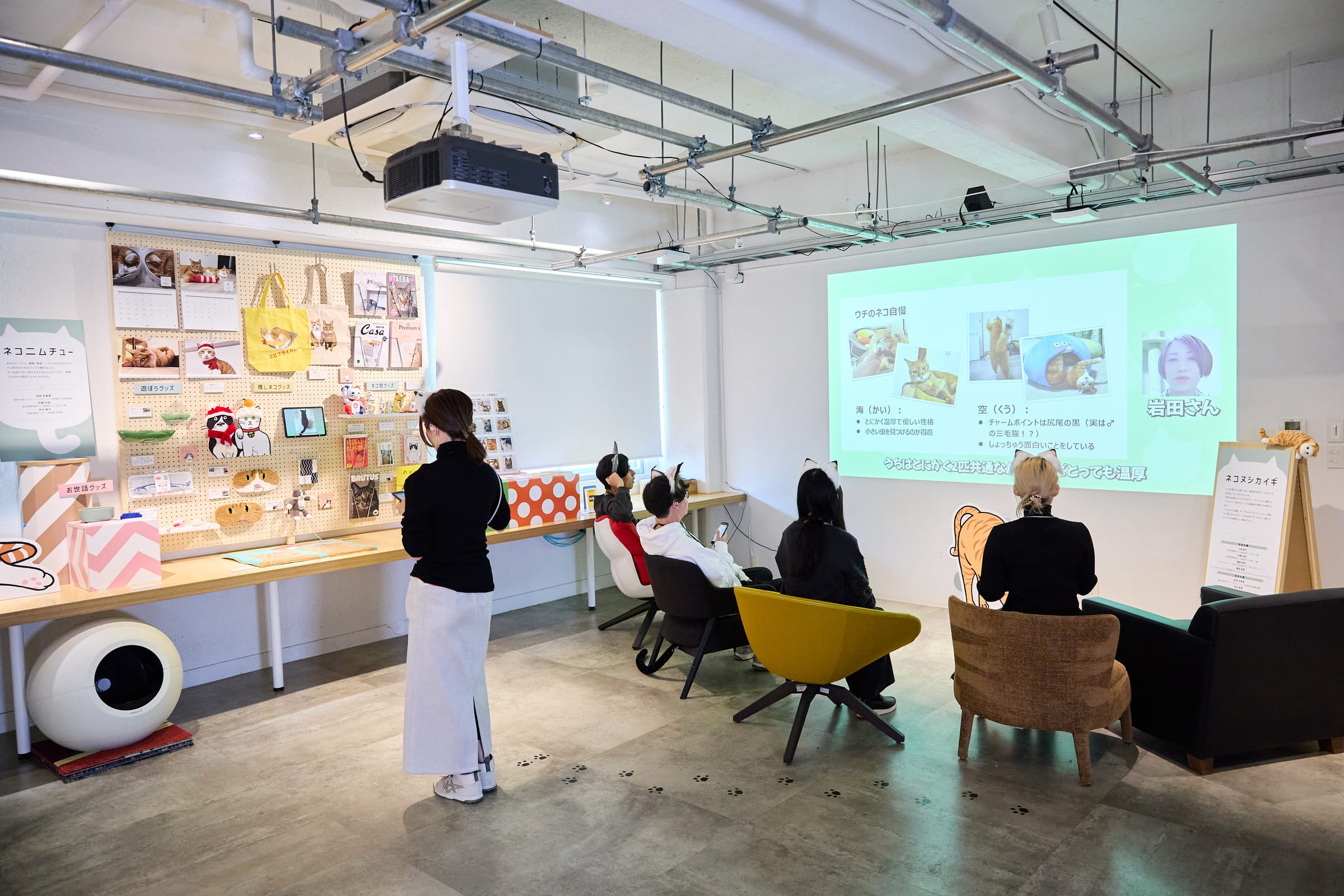 各々がブースをまわり解説に聞き入る