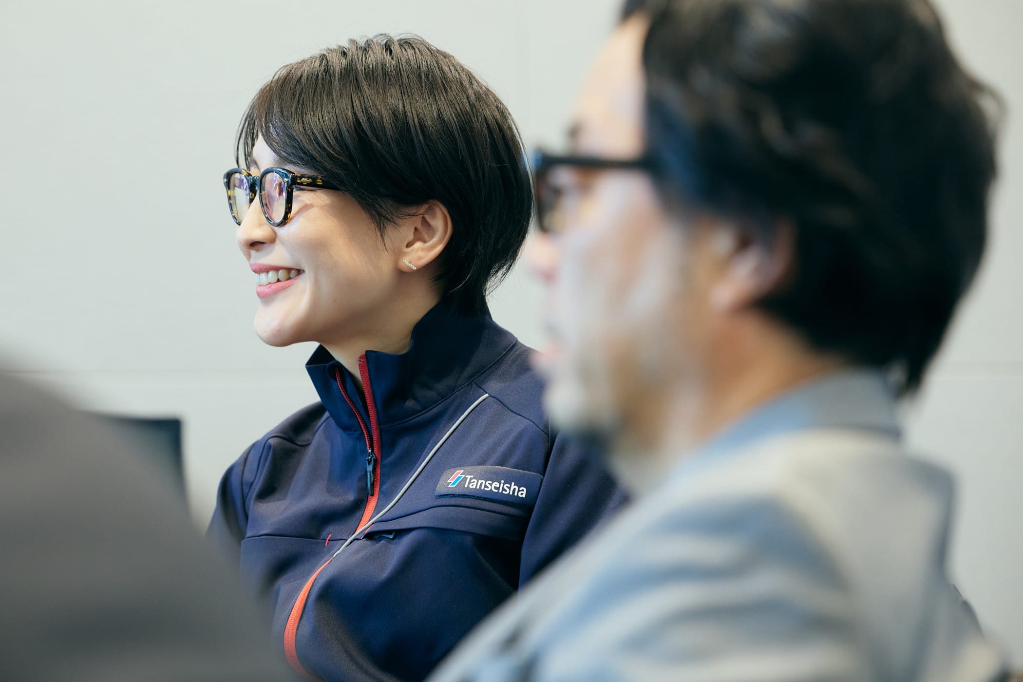 現場の声から生まれたワークウェア。丹青社とデサントがつくる“働きやすさ”と“働きがい”のかたち