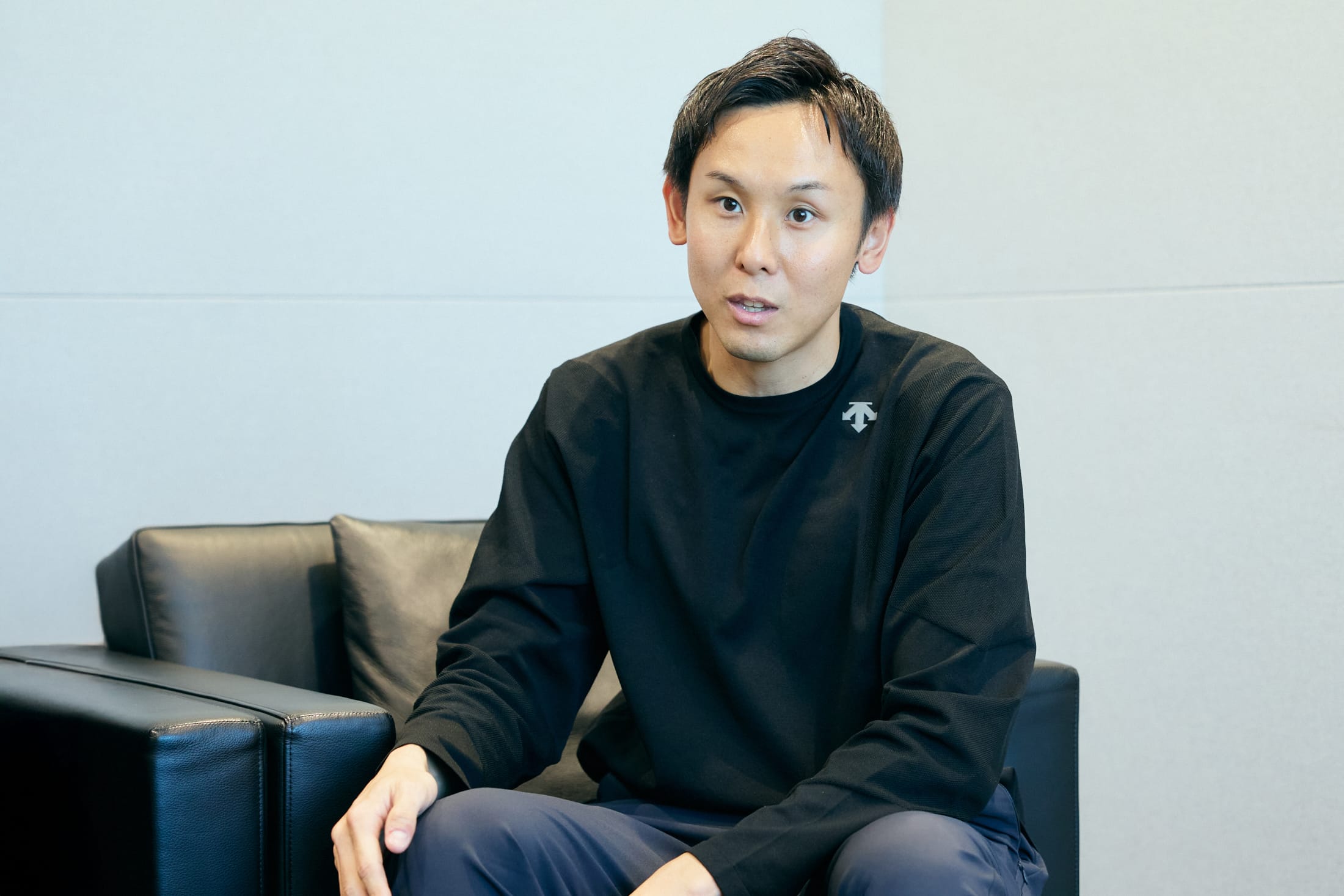 <strong>矢澤航</strong>　デサントジャパン株式会社 デサントマーケティング部門 販売部 販売2課 主任。2021年まで陸上の選手としてデサントのユニフォームを着用して活動。日本代表として2016年リオデジャネイロオリンピックにも出場。2021年10月に引退し、2024年6月から現在の業務を担当