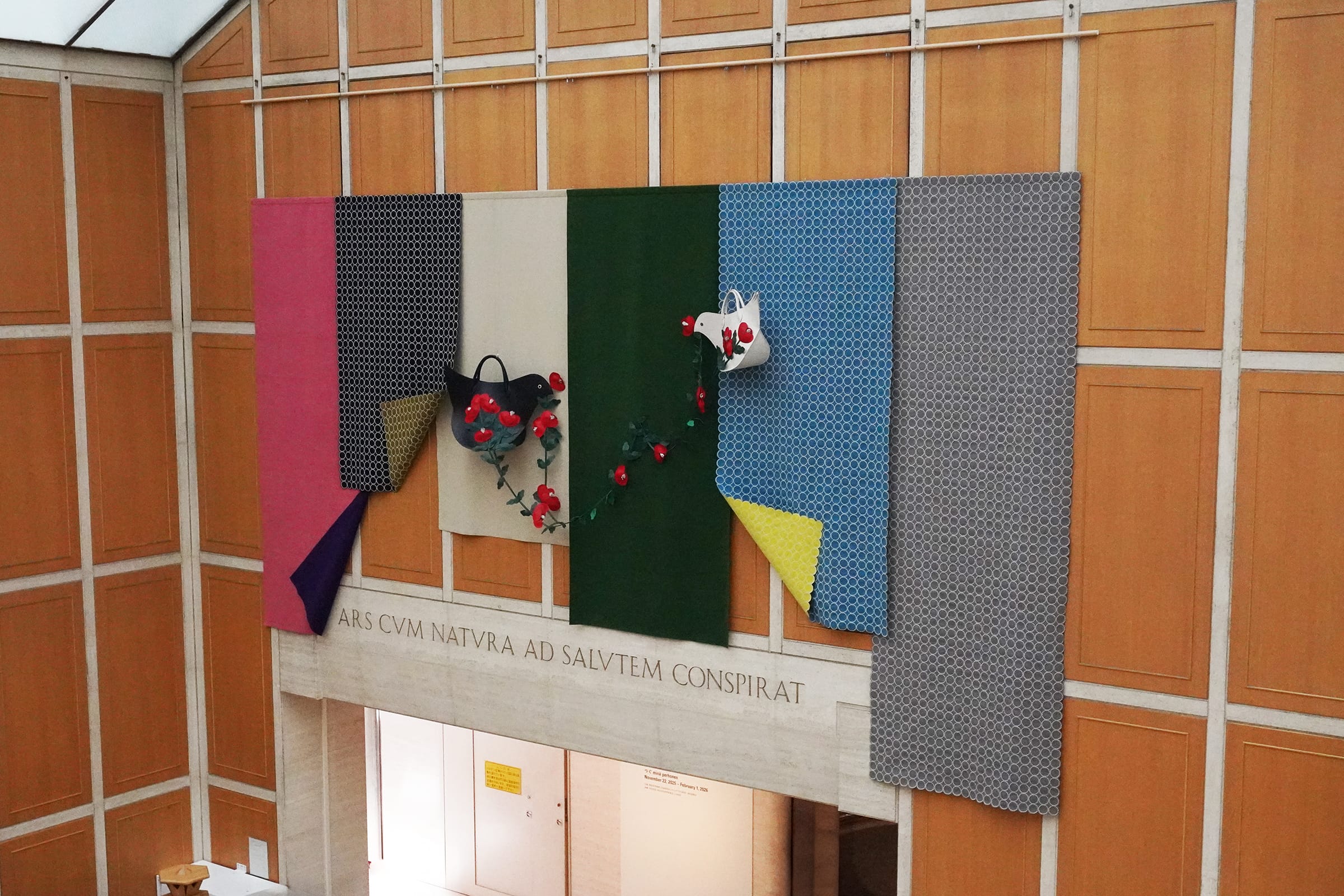 美術館ロビーで来館者を迎える「tori bag」と、ブランドを象徴するテキスタイル「tambourine（タンバリン）」