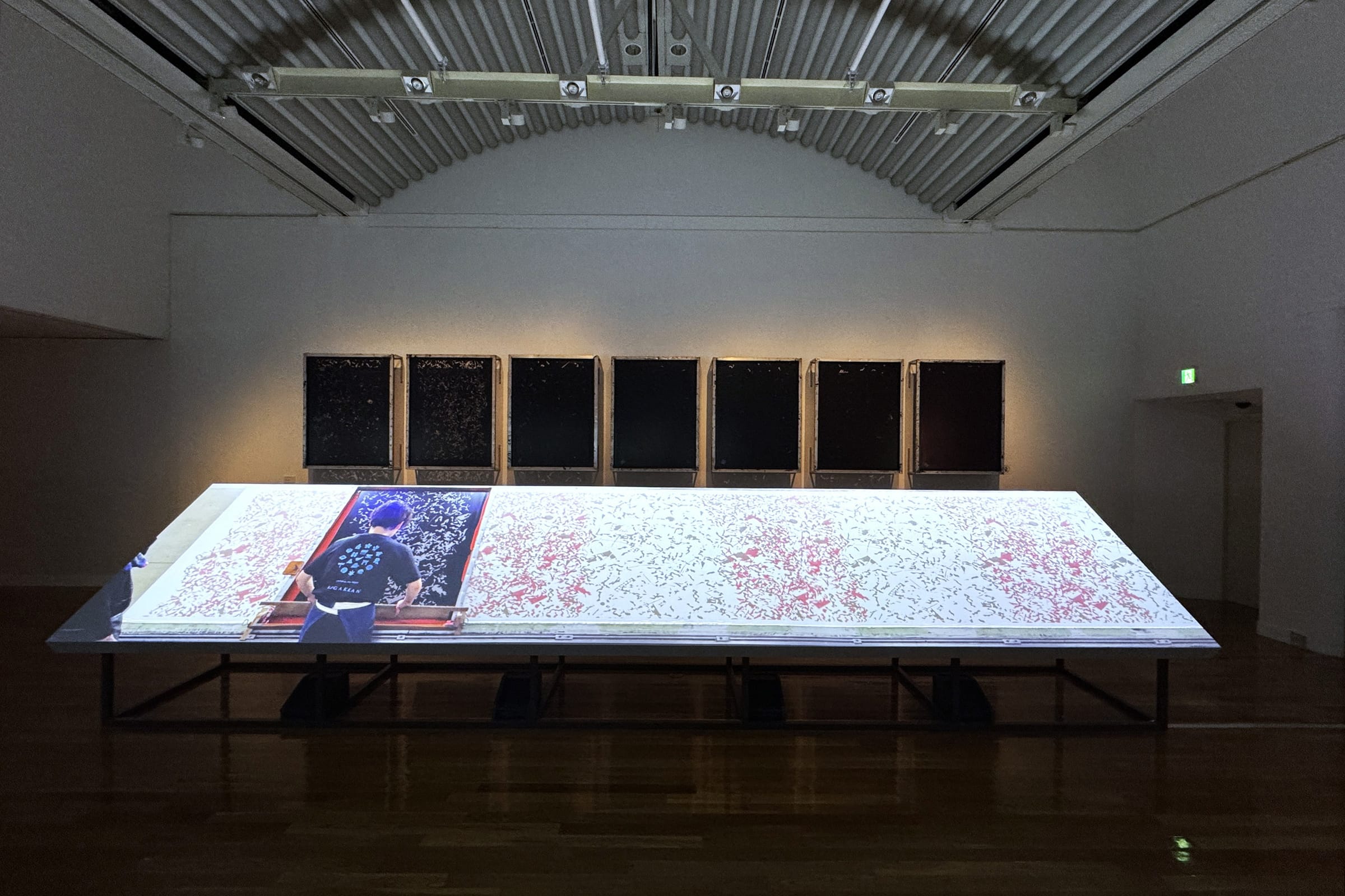 プリント作業をおこなう様子を実寸大の映像で投影