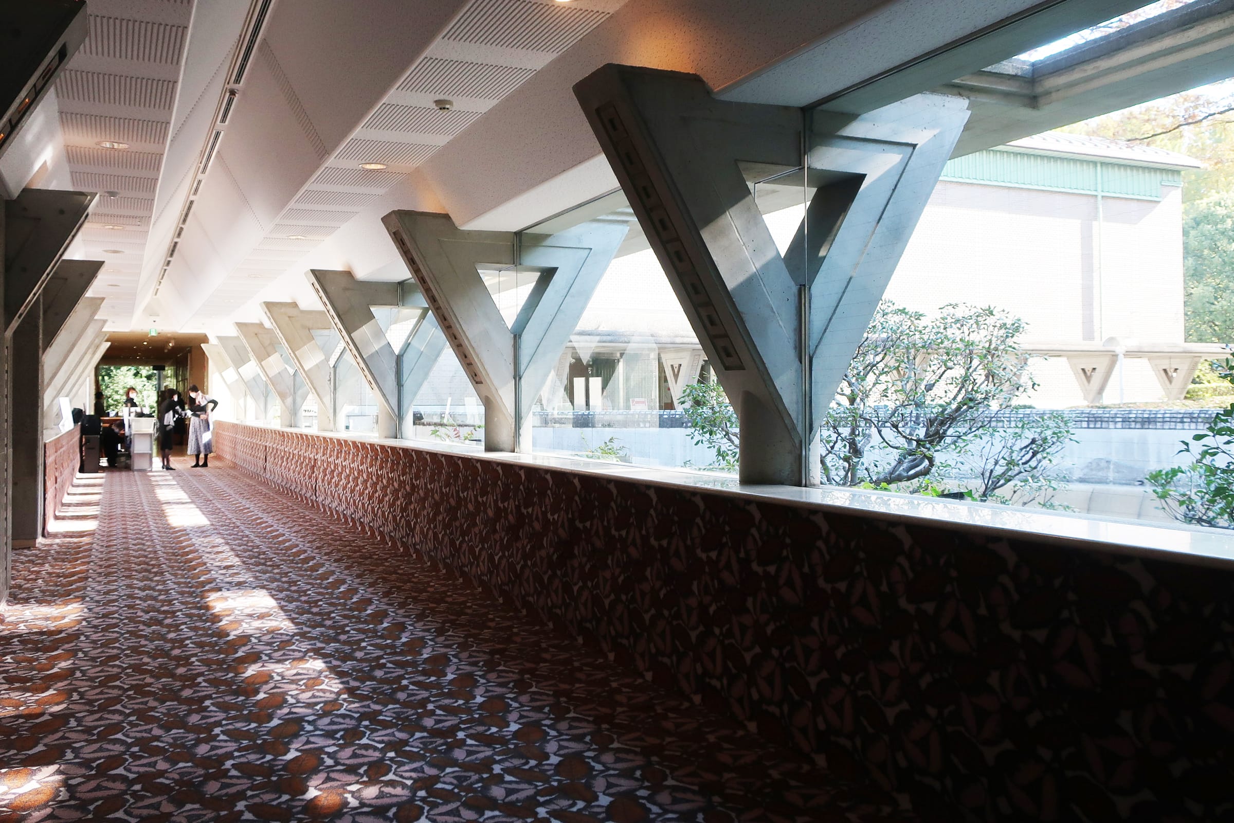 館の特徴でもある展示室へと続く空間。2017年に発表されたヴェルヴェットパイルのテキスタイル「jardin（ジャルダン）」が彩る