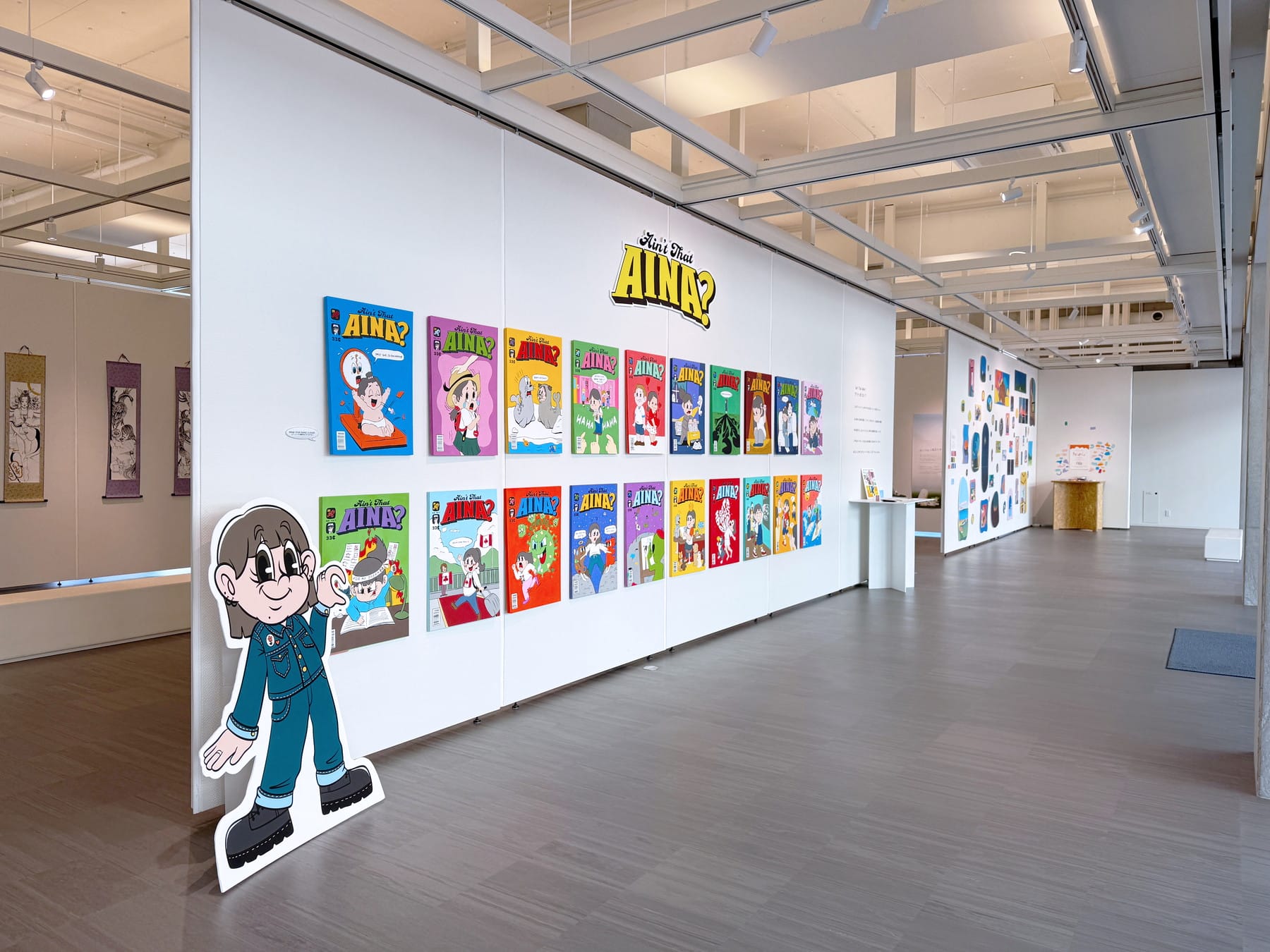 イラストが描かれた平面作品の展示風景