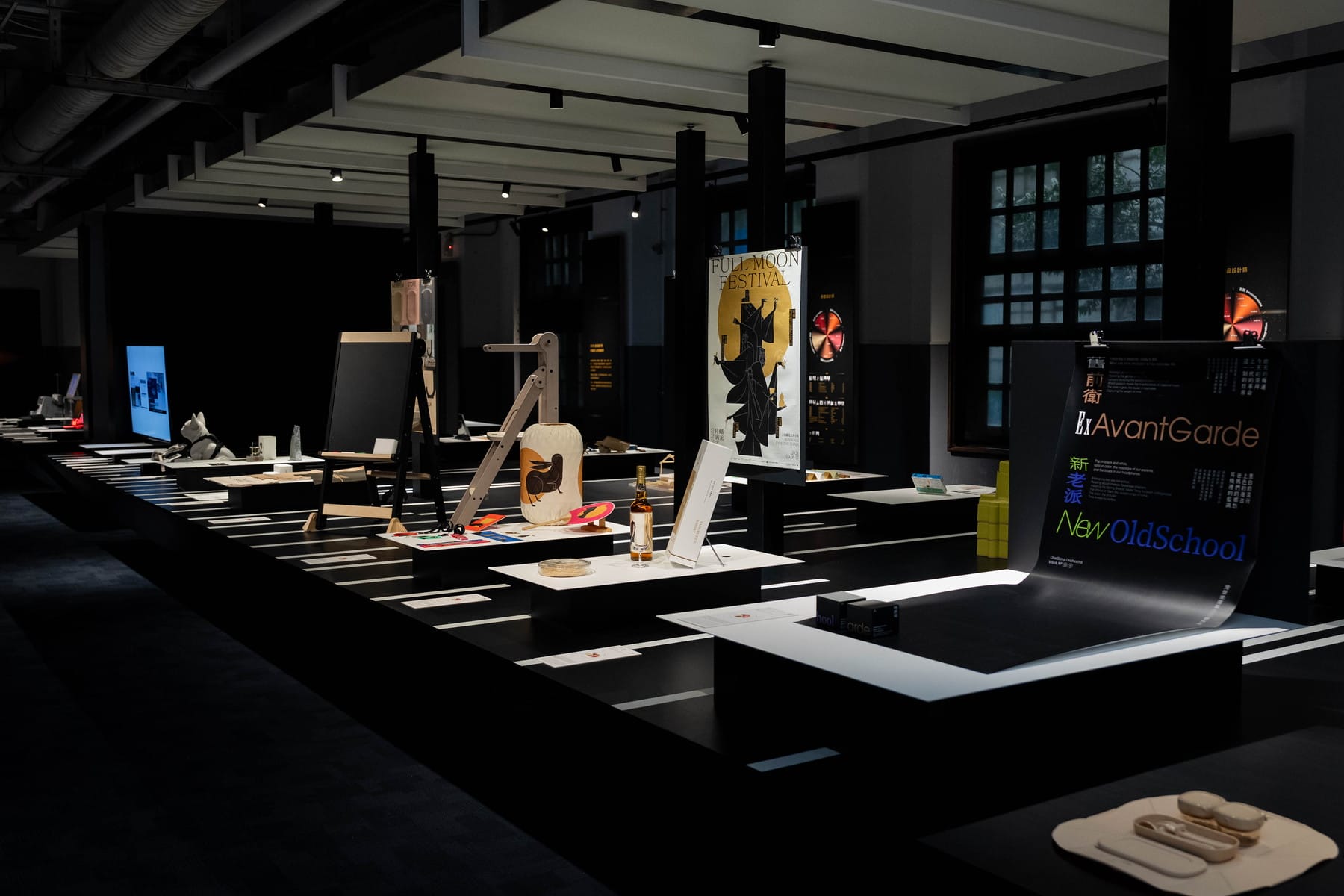 奥行きのある展示室に、一列に作品が並ぶ