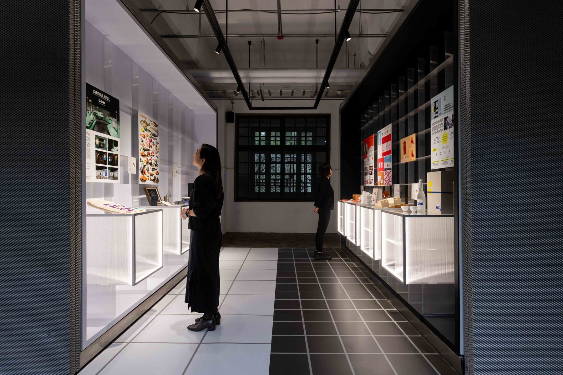 壁で区切られたいくつかのブースに作品が展示されている