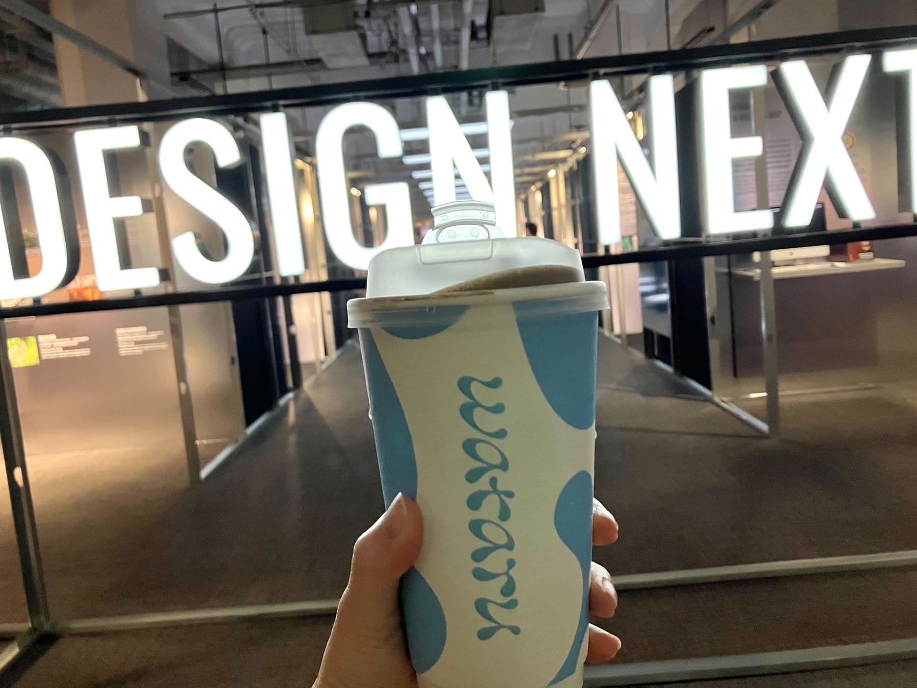 「Wataru」のロゴと水色のグラフィックがかわいらしいドリンクカップ