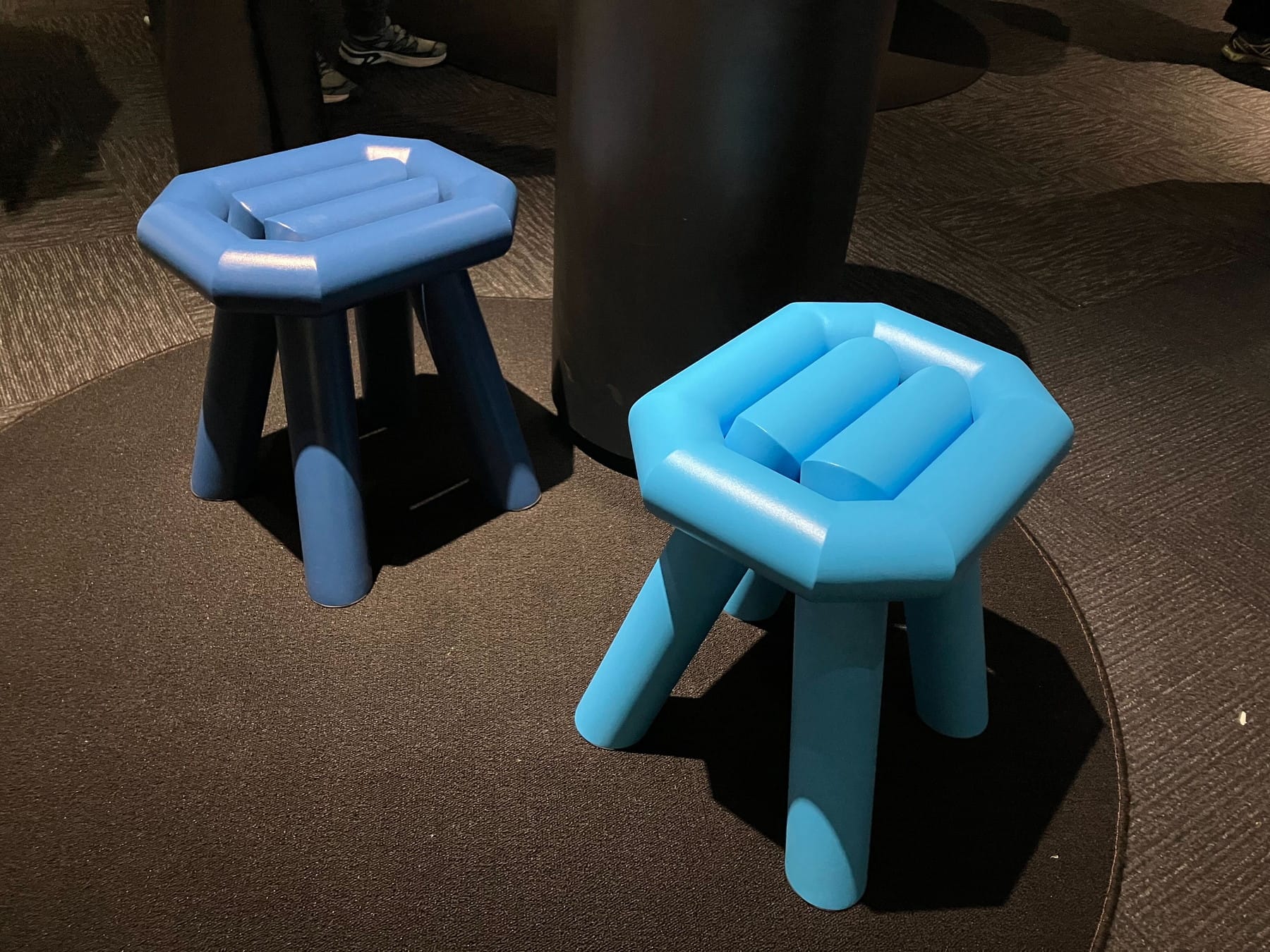 ブルーの色鮮やかな、コンパクトなスツール