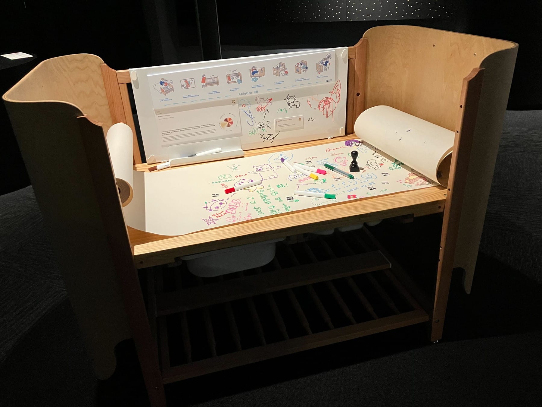 ベッドの壁の一面を外すと、テーブルとしても利用できるプロダクト