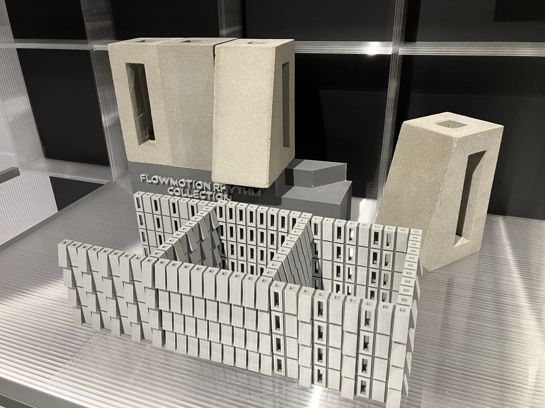 一面に傾斜のあるデザインで、中央に換気用の孔があいているブロック