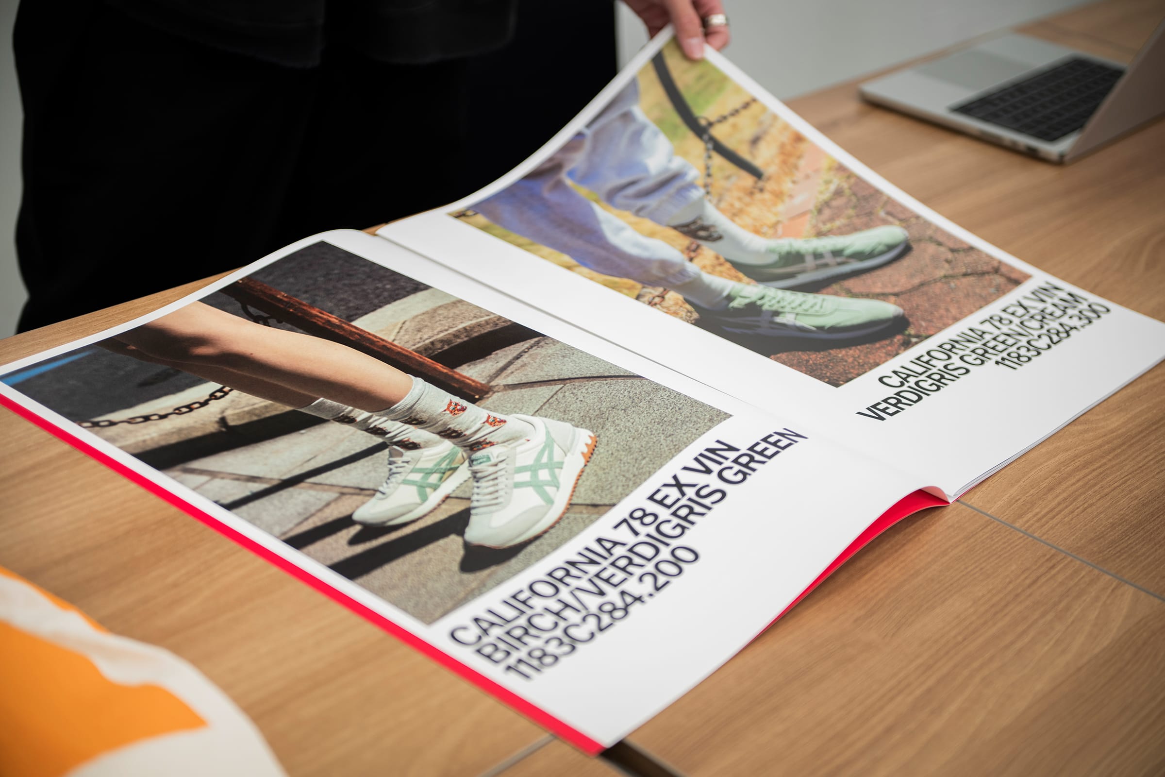 オニツカタイガーのB3サイズのカタログ。インパクトとアイテムのディテールが伝わるスケールのビジュアルで、ポスターとして部屋に飾りたくなるサイズとデザイン