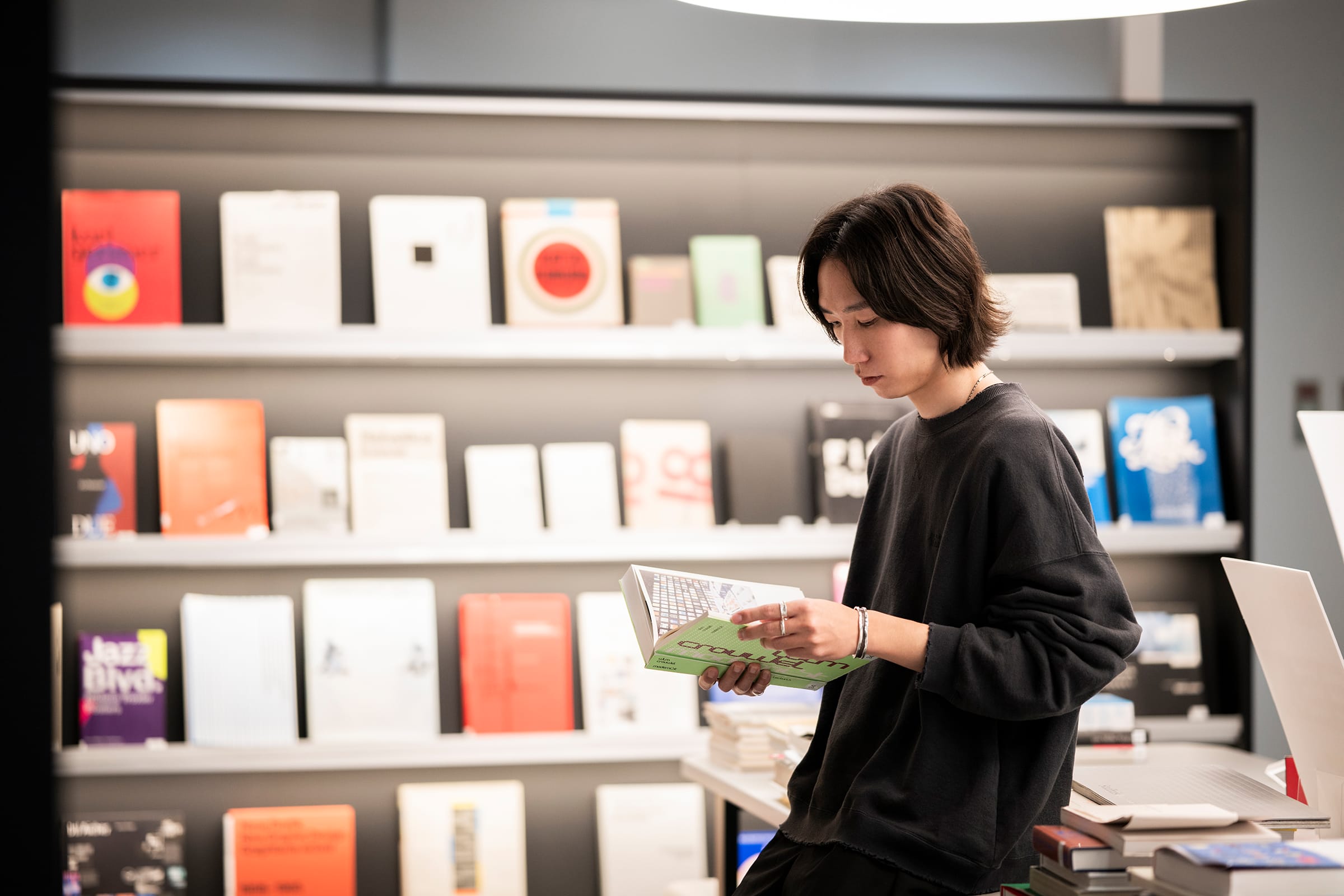 TDPの校舎には、講師が選書した書籍を配架