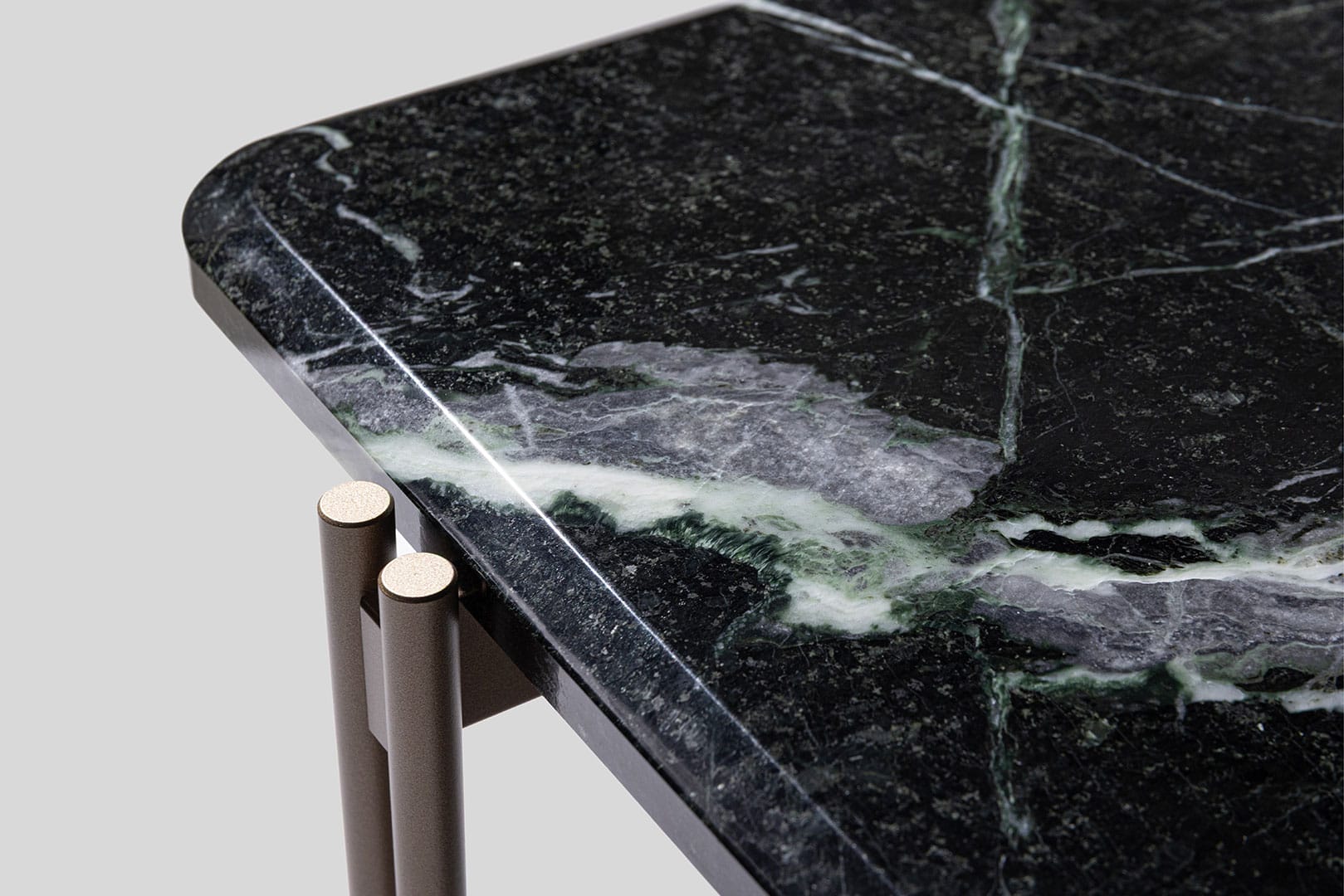 リッツウェルがミラノサローネ2026に出展、「ゆらぎの均衡」をテーマに新作を発表