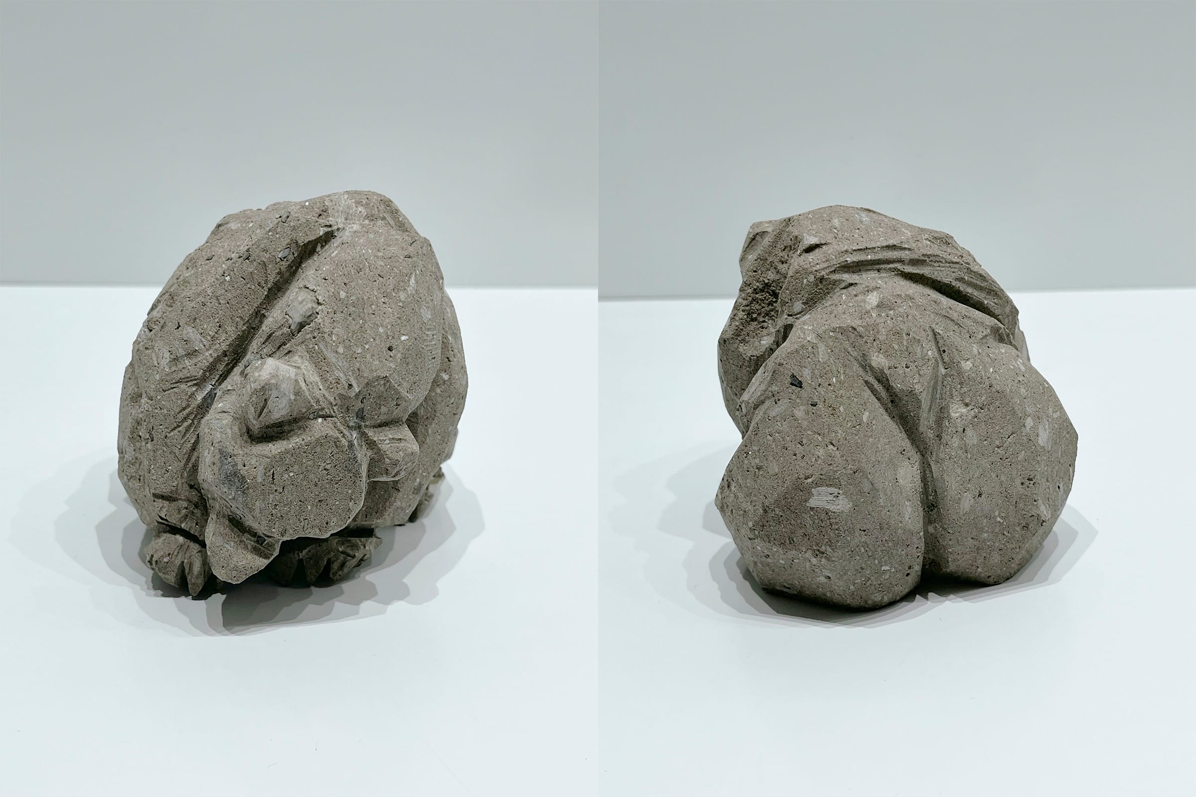 石を彫って作られた熊の置物