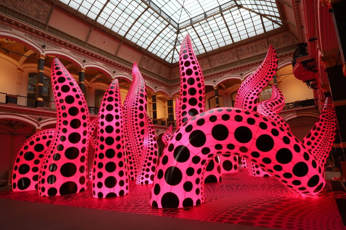 草間彌生　宇宙へ行って見た愛の花束　2021　「Yayoi Kusama：A Retrospective」（グロピウス・バウ、ベルリン、ドイツ、2021）　展示風景