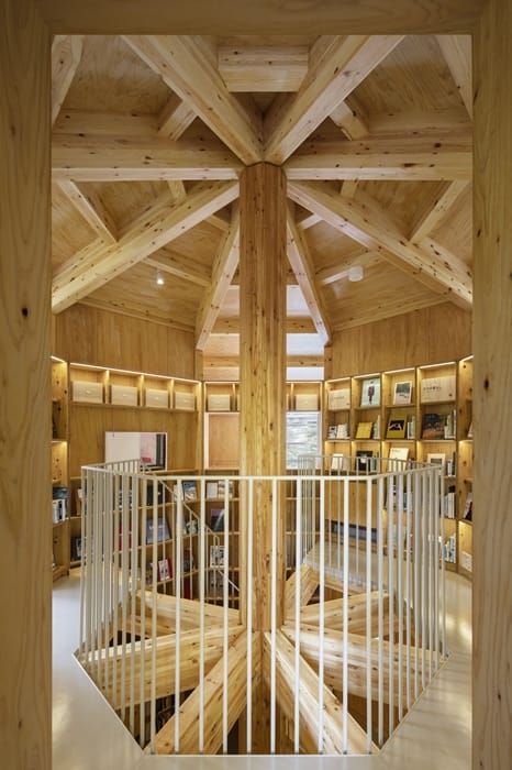 鳥の目の高さを体感できる「森のライブラリー」