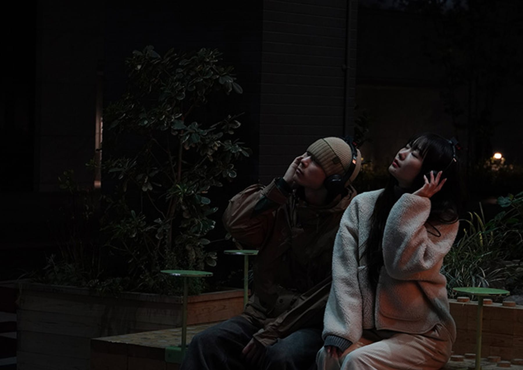 ヘッドフォンを装着し、聴覚を通じて夜空を体験する様子を表現した作品イメージ