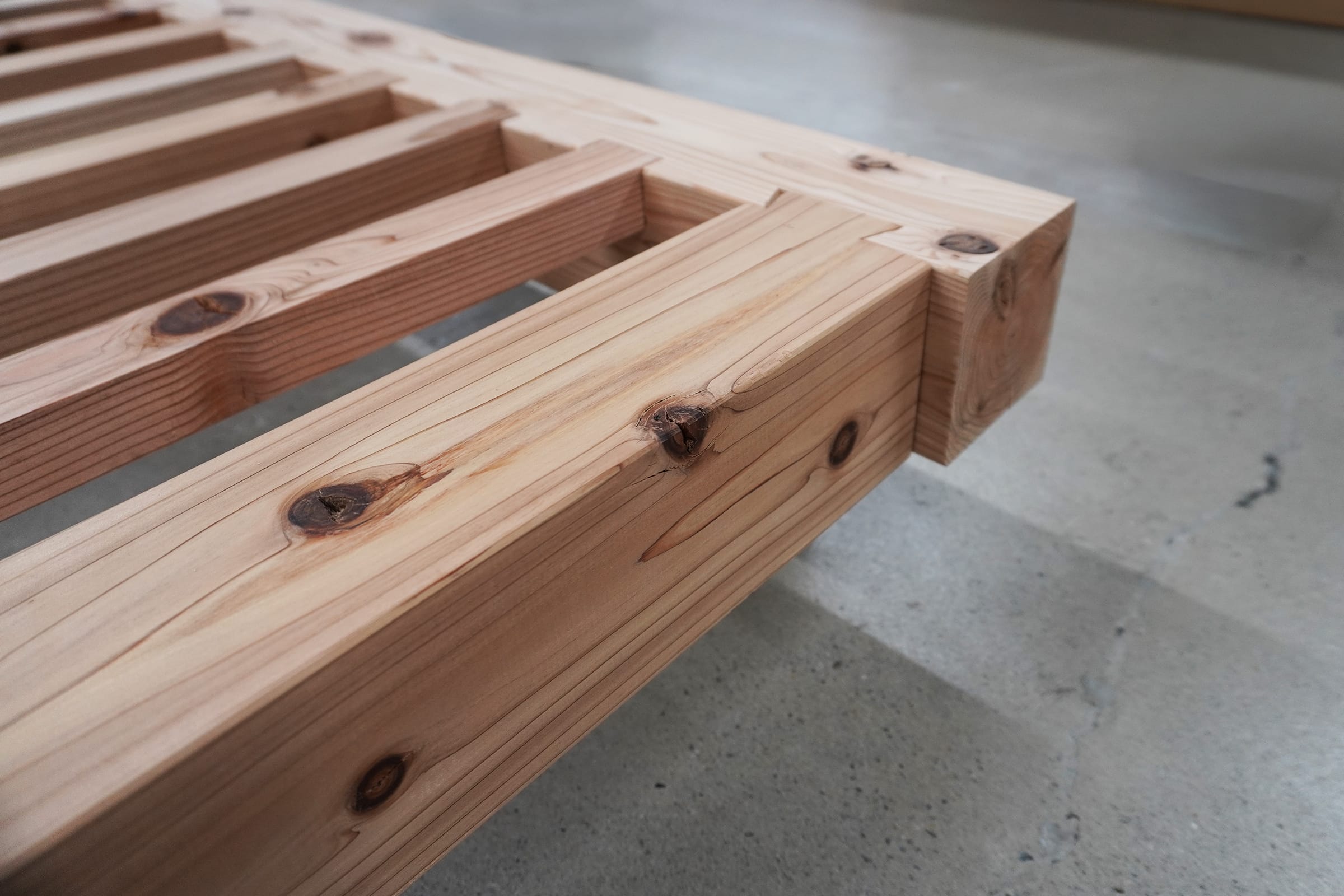 ベッドに個性を生み出す「節」