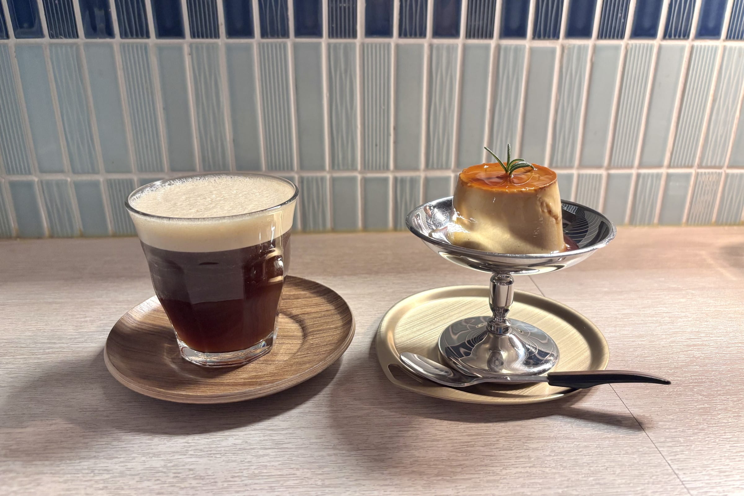 1〜2階のカフェでは、ドリンクや特製スイーツを注文できます。 クリーミーブラック（アイス・ホット）・キャラメルアールグレイプリン プリンは滑らかな舌触りで、一口食べると香りが広がります。