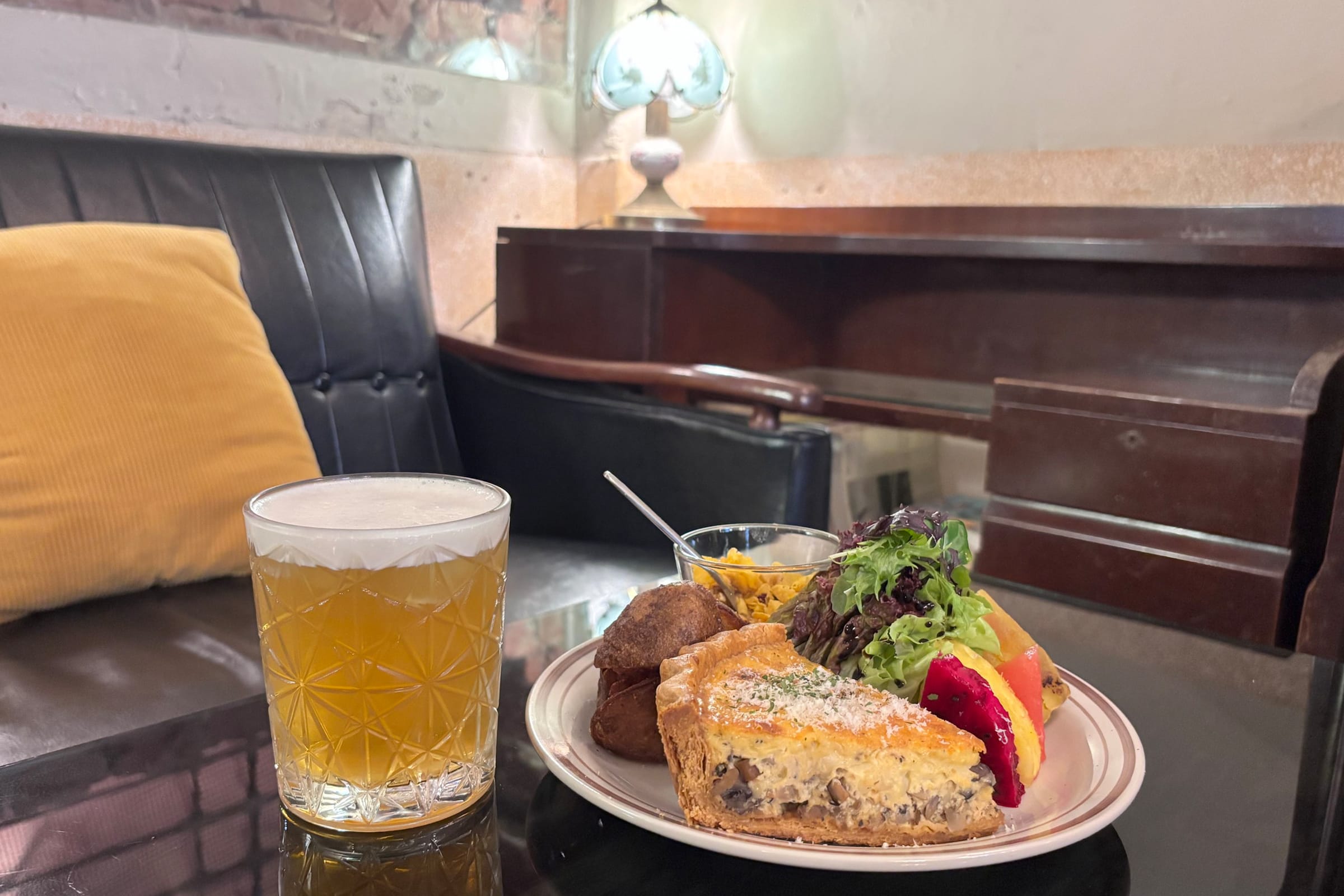 トリュフとポルチーニのキッシュプレート・キンモクセイの金萱茶 サイズが大きくて食べ応えのあるキッシュは、ワンプレートでかなり満腹に。