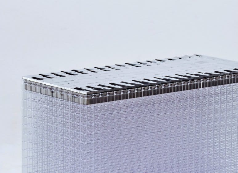 サインメーカーのDAIKANがミラノデザインウィーク2026に初出展。新素材を用いたテーブルを発表