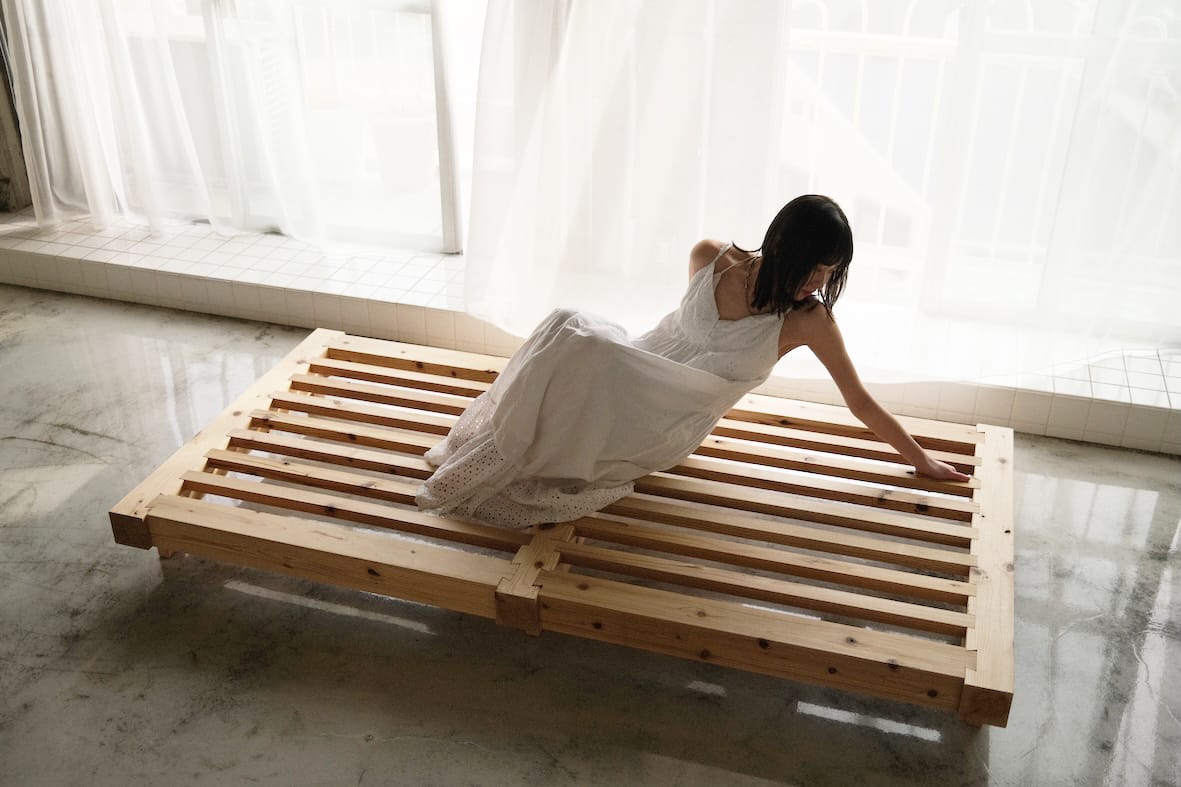 「旅する家具」のベッドフレーム「RAFT」