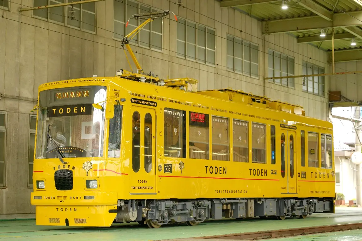 水戸岡鋭治がデザイン、「楽しい都電」をコンセプトに都電荒川線の車両