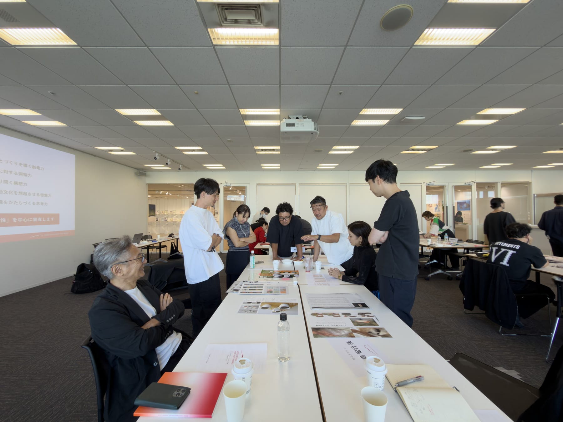 審査委員がテーブルを囲み議論する様子