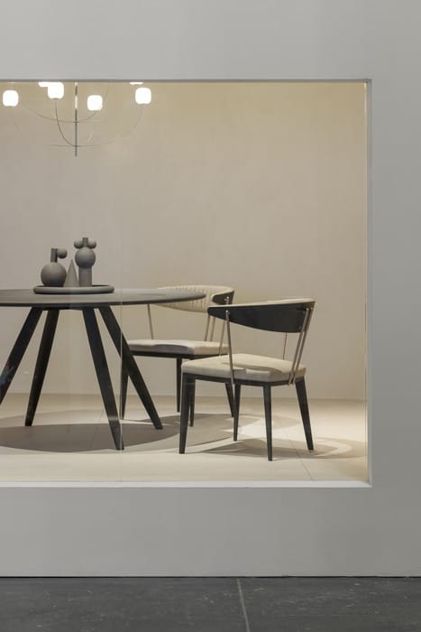 ショーウインドウのようなガラス窓の向こうに設置された「VESPER armchair」