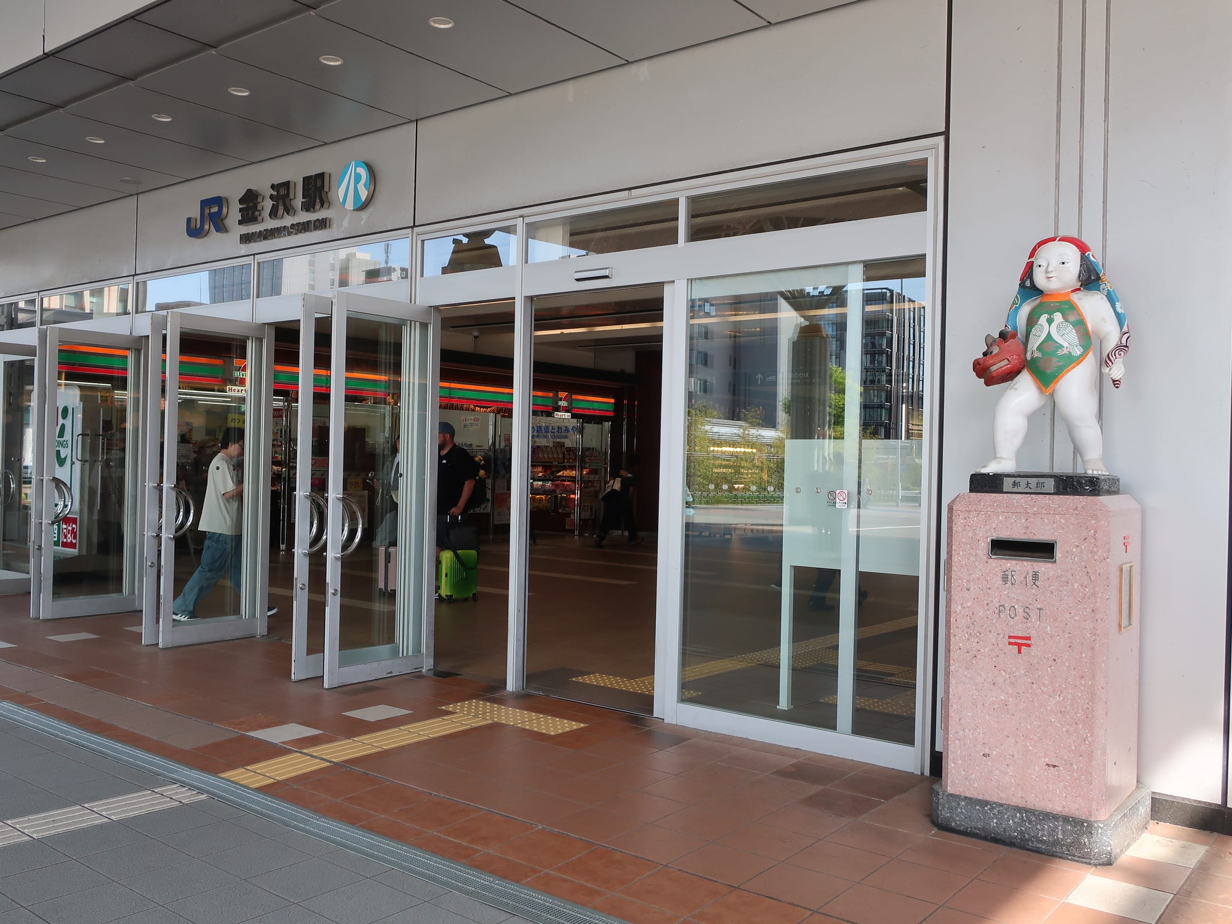 JR金沢駅西口にある、1954年に今の金沢駅が新たに完成した際に制作された、加賀人形の郵便ポスト