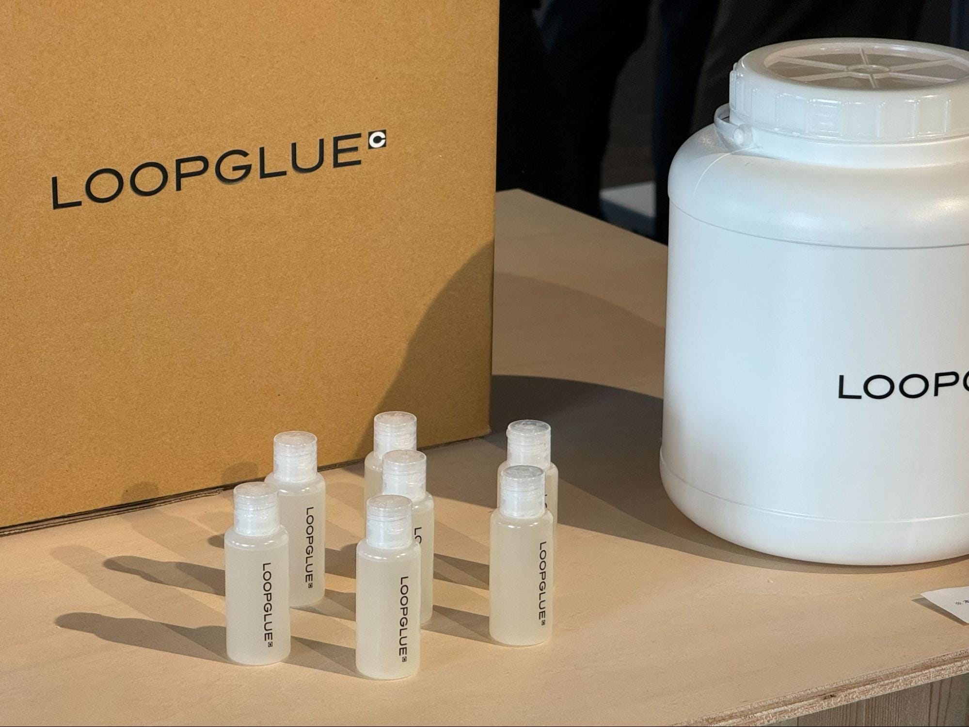 LOOPGLUE、記者発表時のパッケージやロゴ