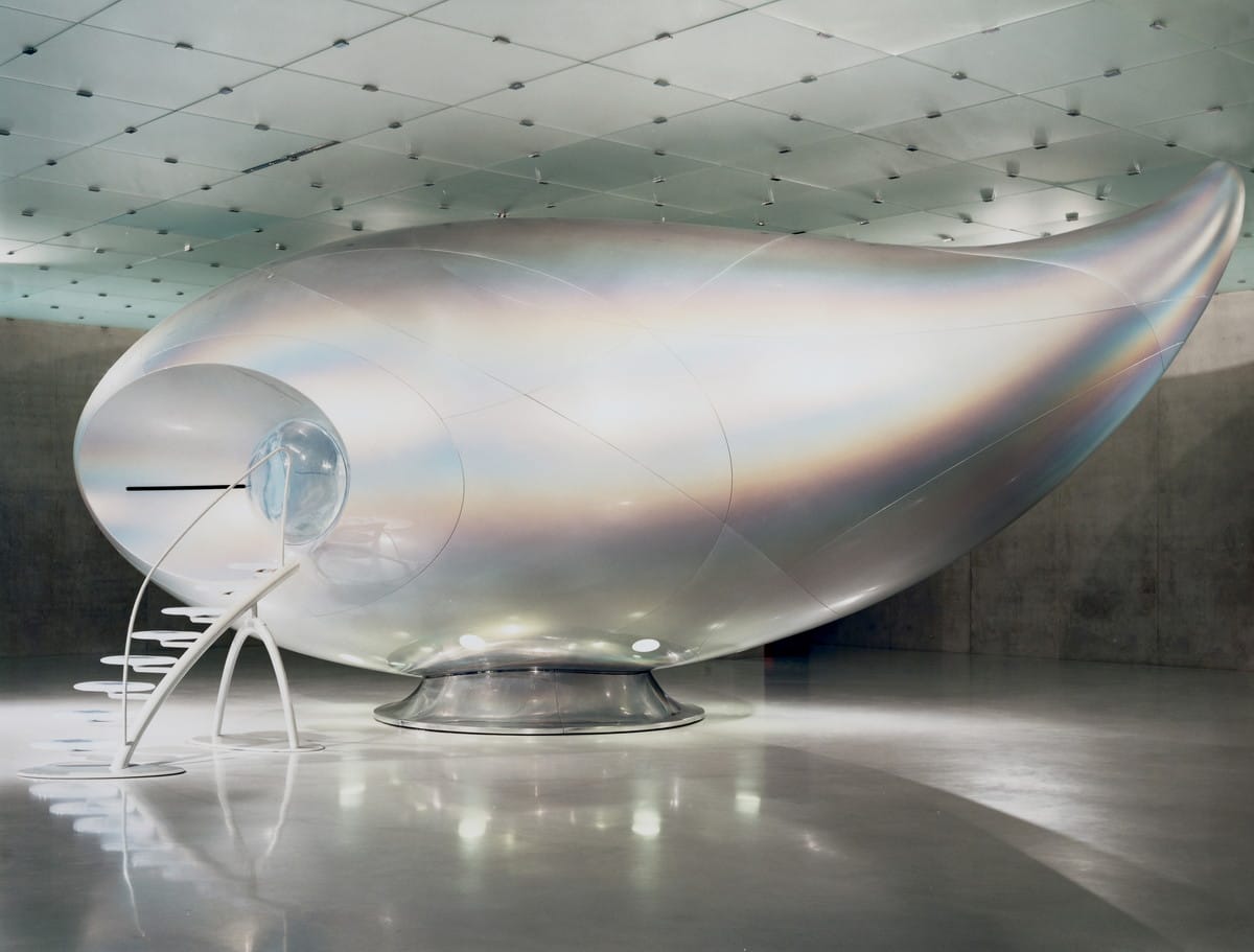 森 万里子 《Wave UFO》 1999-2002年 528×1134×493cm 展示風景「森万里子：Wave UFO」ブレゲンツ美術館（オーストリア）2003年 撮影：リチャード・リーロイド