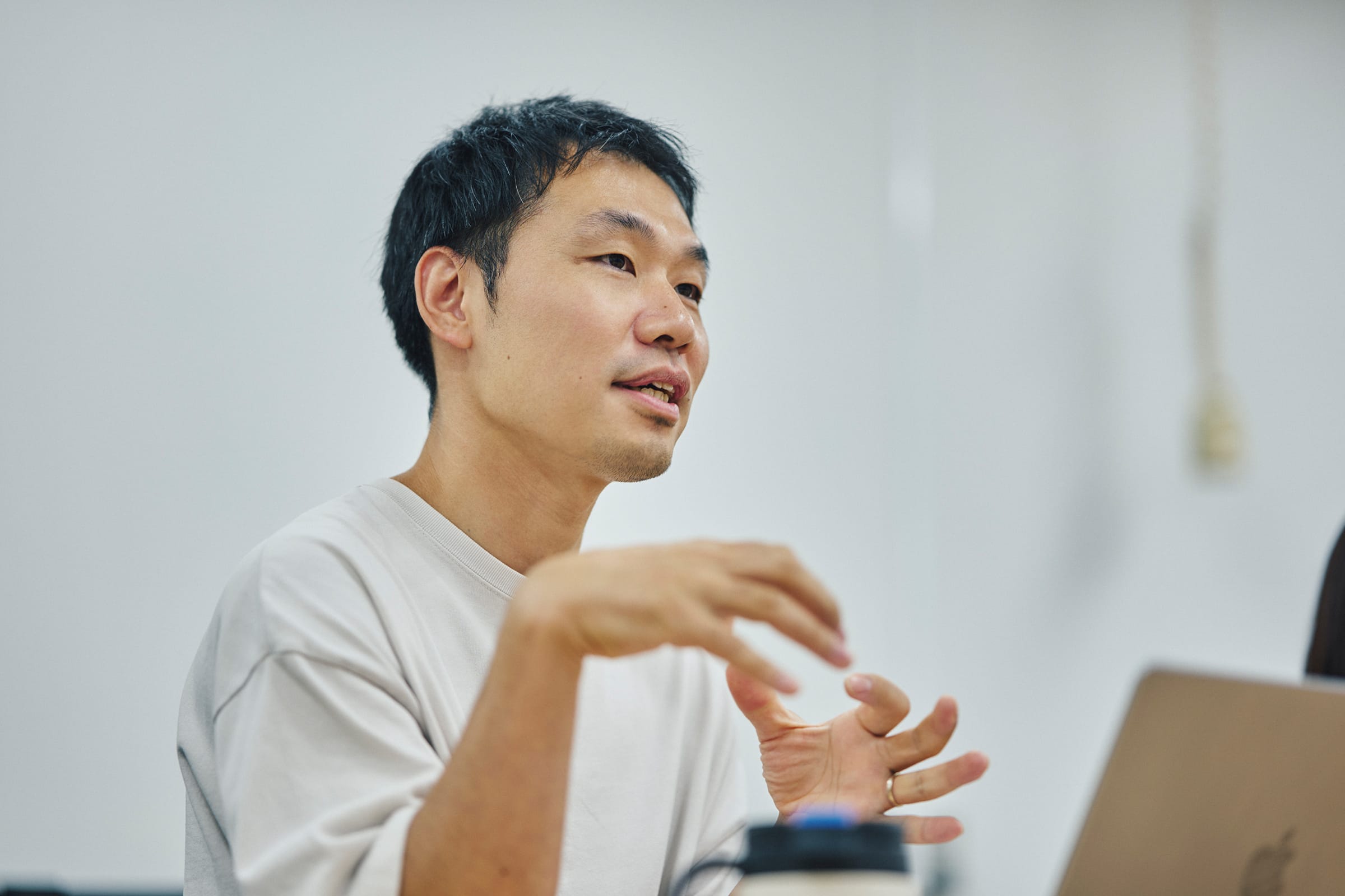 <strong>青木拓也</strong> 日本大学芸術学部演劇学科専任講師。日本大学芸術学部演劇学科卒。在学時よりフリーランスの舞台美術家として活動を始める。演劇・コンテンポラリーダンスなど、ジャンルを限定せずに劇的な空間を演出することを本意とする